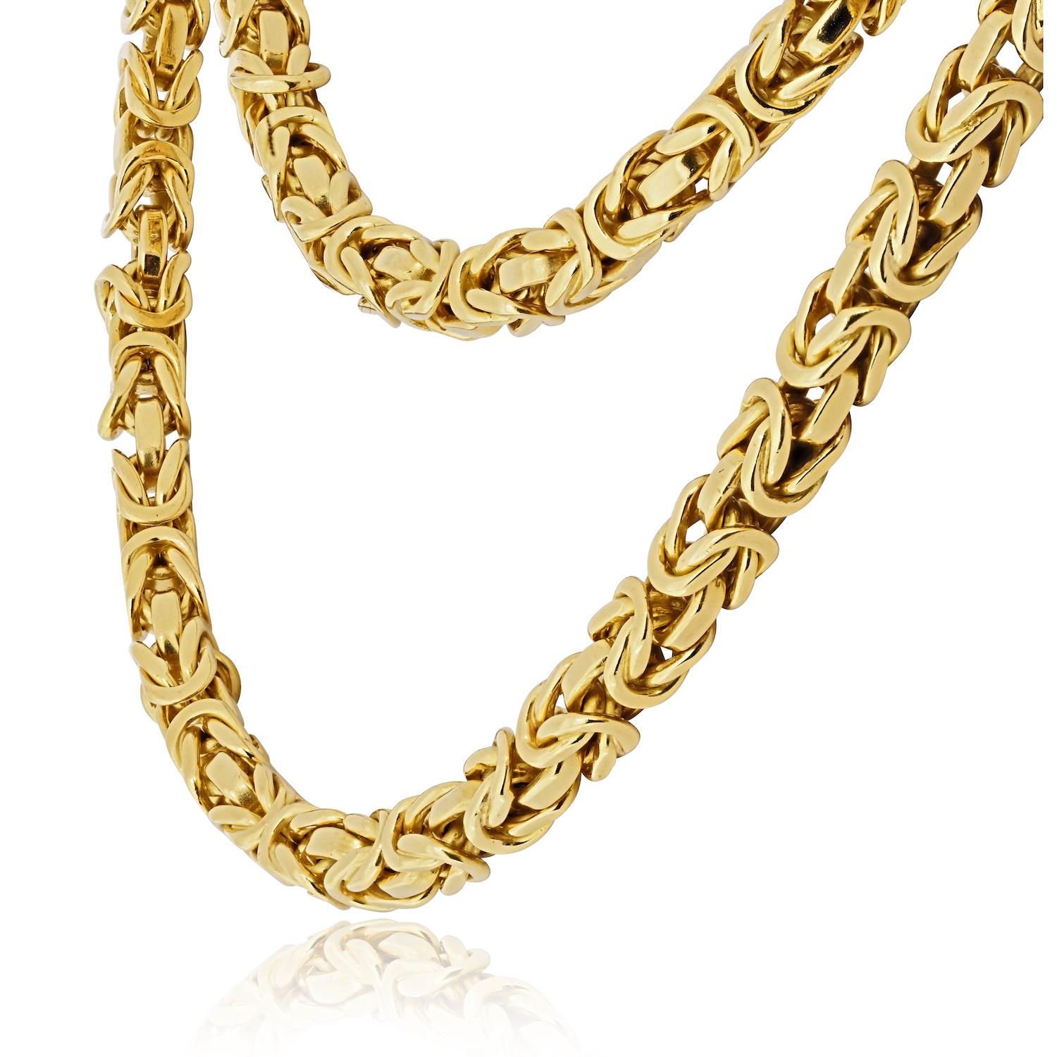 Van Cleef & Arpels 18K Yellow Gold 31 Inches Byzantian Chain Necklace In Excellent Condition For Sale In New York, NY