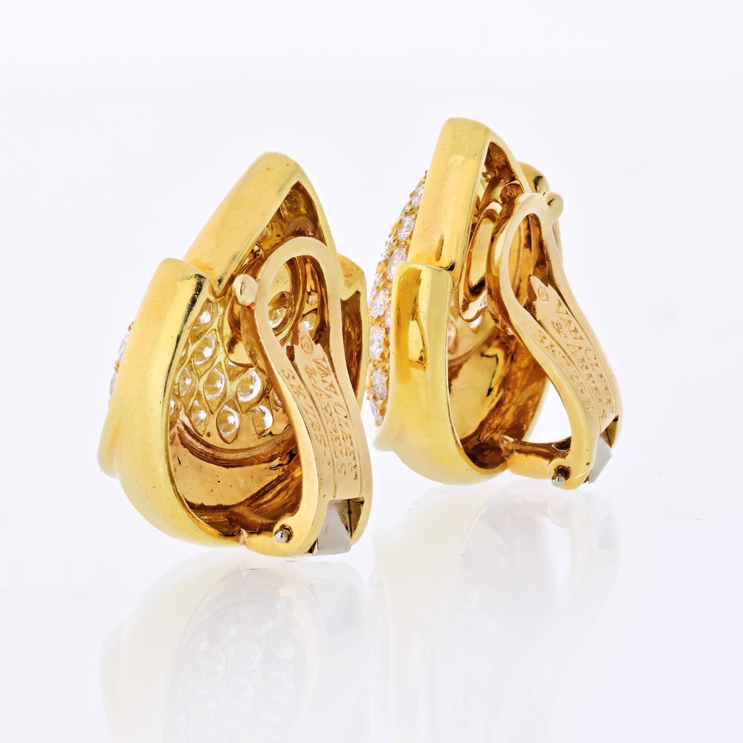Modern Van Cleef & Arpels 18 Karat Yellow Gold 4.50 Carat Diamond Clip Earrings