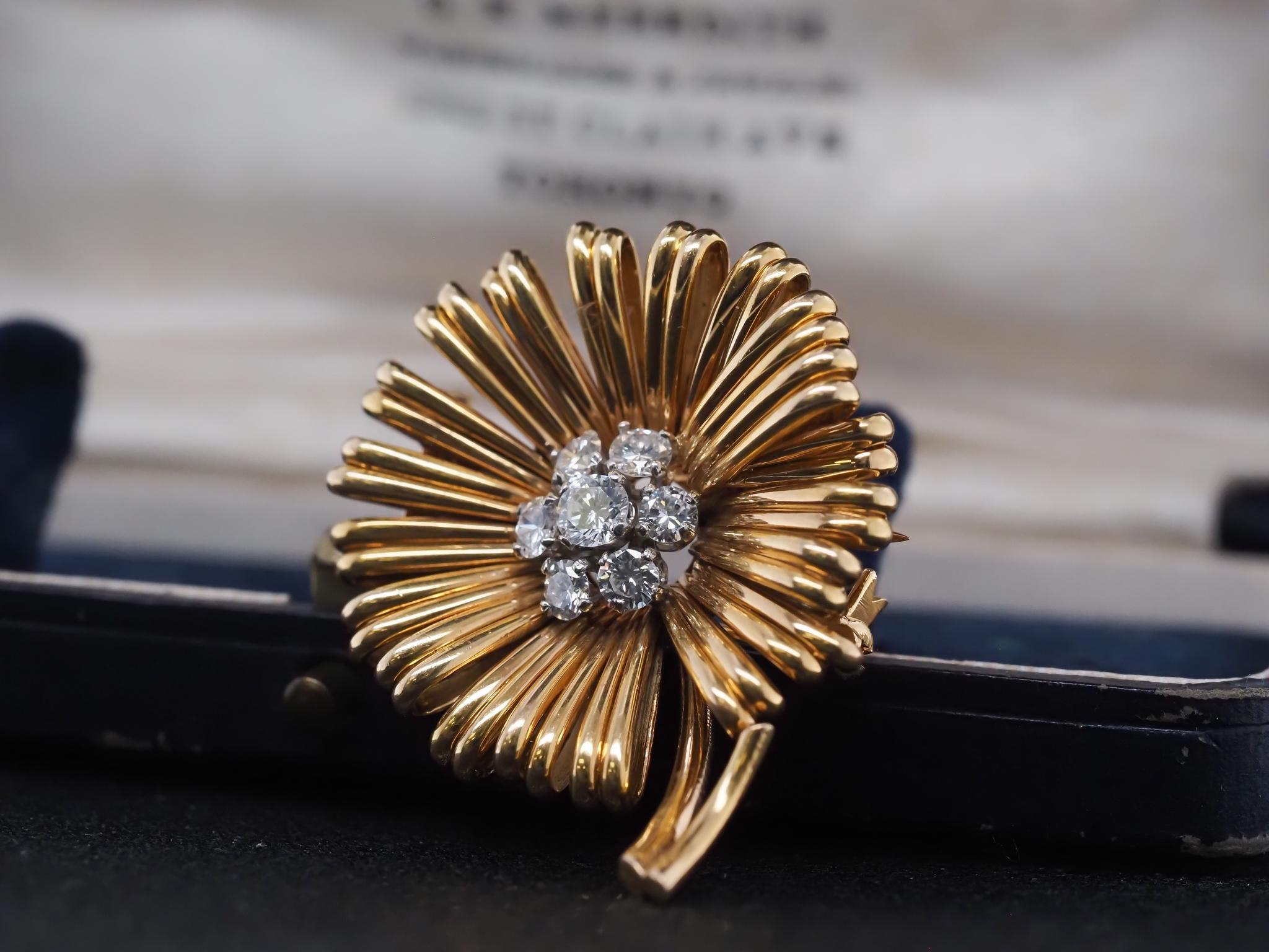 Van Cleef & Arpels Broche fleur en or jaune 18 carats et diamants en vente 6