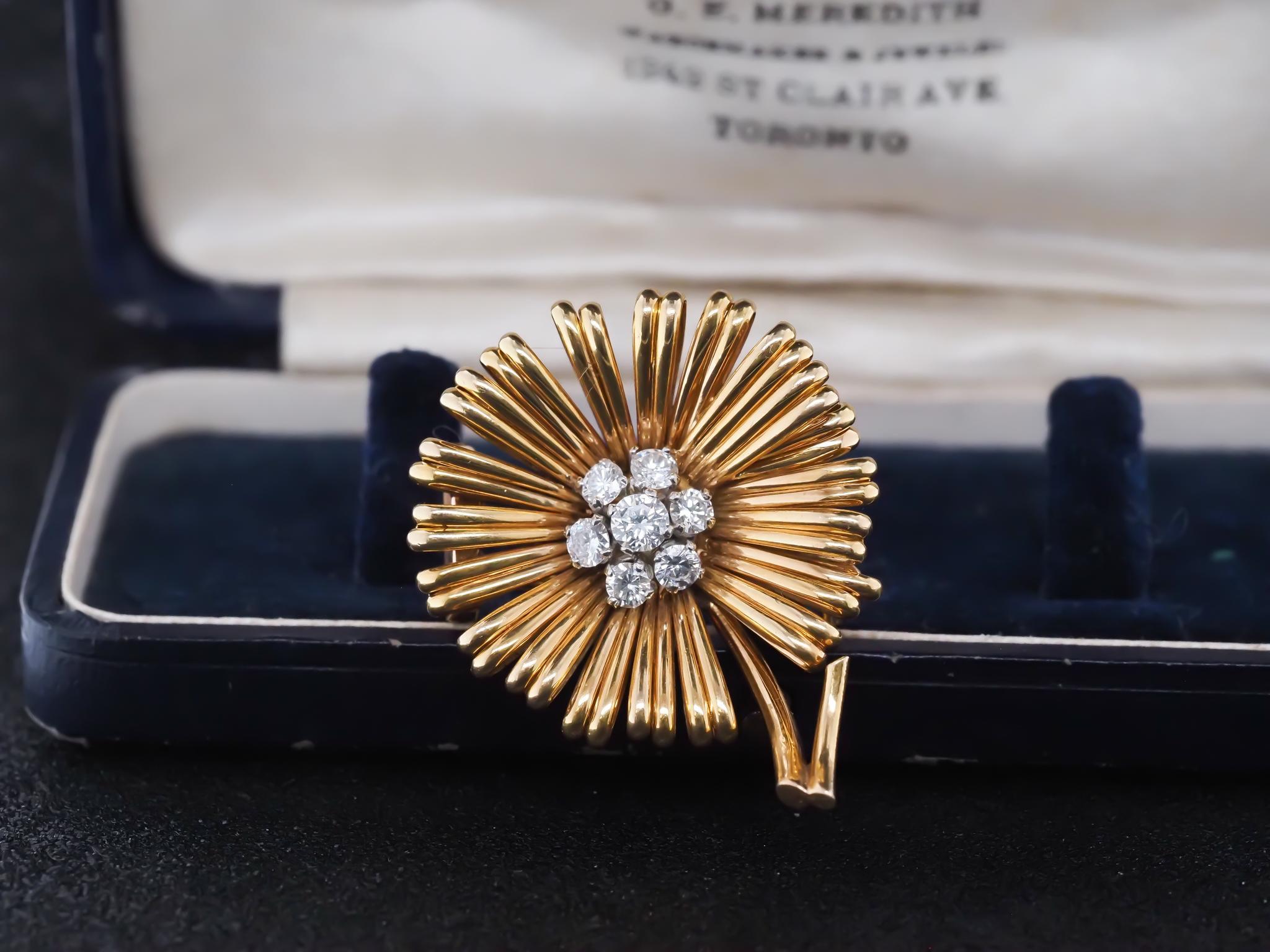 Van Cleef & Arpels Broche fleur en or jaune 18K et diamants - VHK#308a

Détails de l'article :
Type de métal : Or jaune 18K [poinçonné et testé].
Poids : 16.2 grammes

Détails du diamant : Poids total de 0,75 ct, couleur D-E, pureté VS1, forme ronde