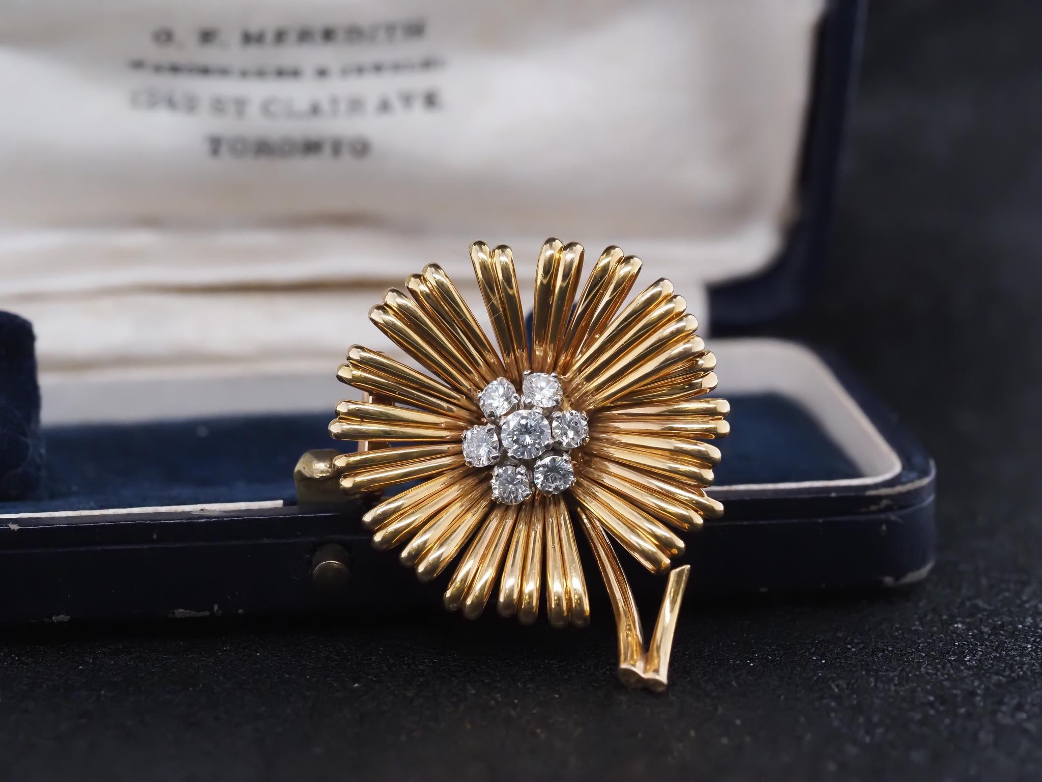 Taille brillant Van Cleef & Arpels Broche fleur en or jaune 18 carats et diamants en vente
