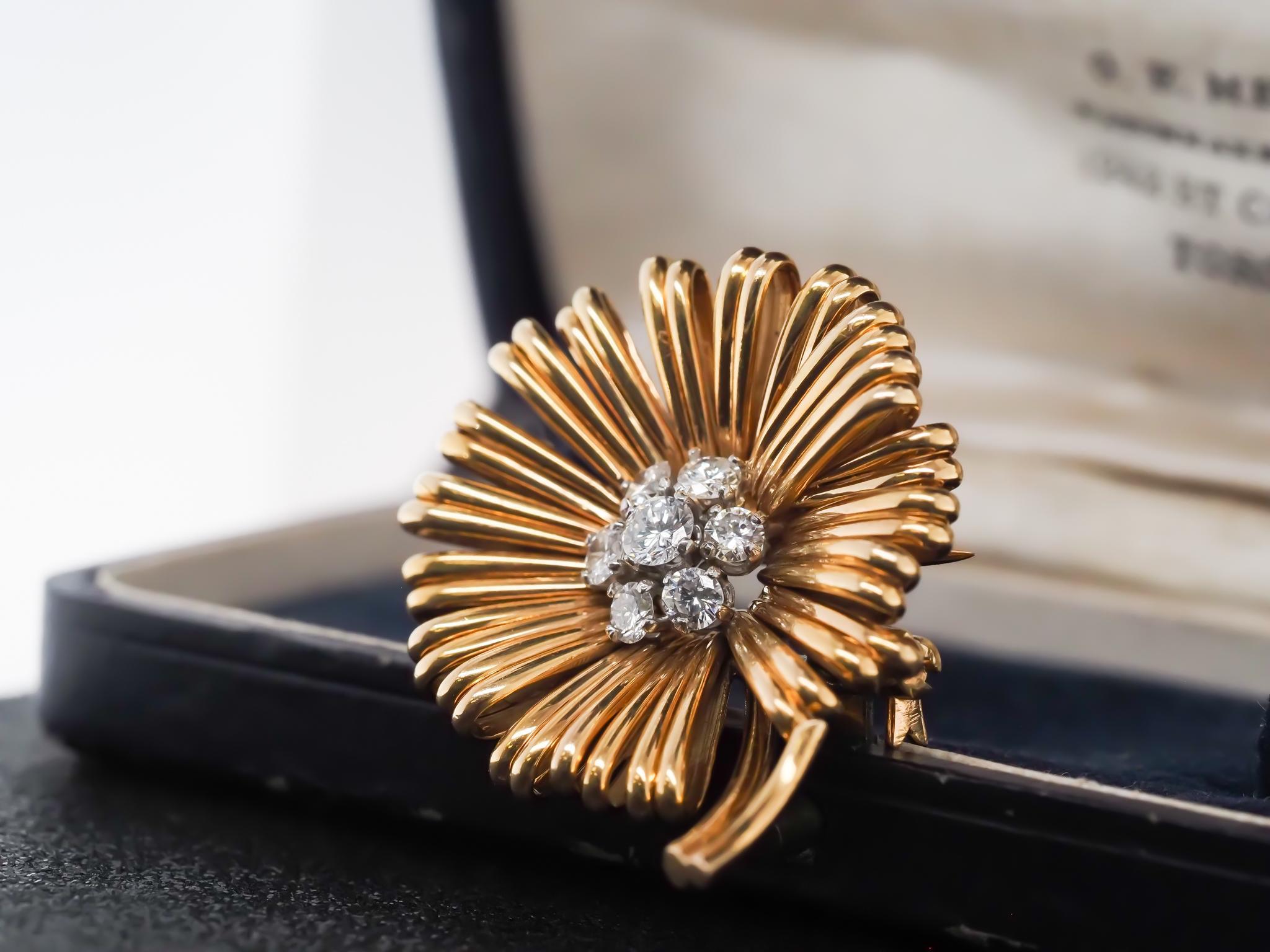Van Cleef & Arpels Broche fleur en or jaune 18 carats et diamants Bon état - En vente à Hicksville, NY