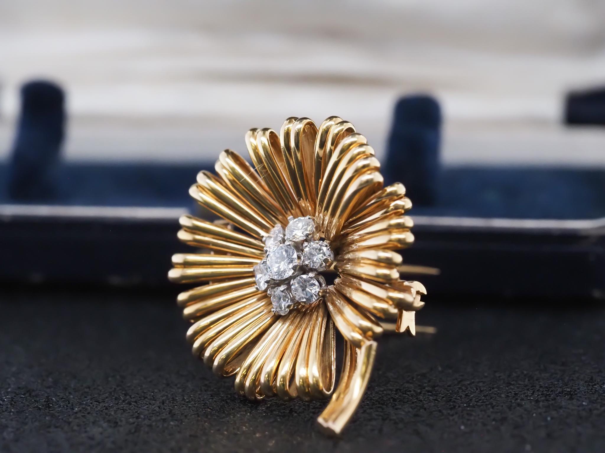 Van Cleef & Arpels Broche fleur en or jaune 18 carats et diamants Pour femmes en vente
