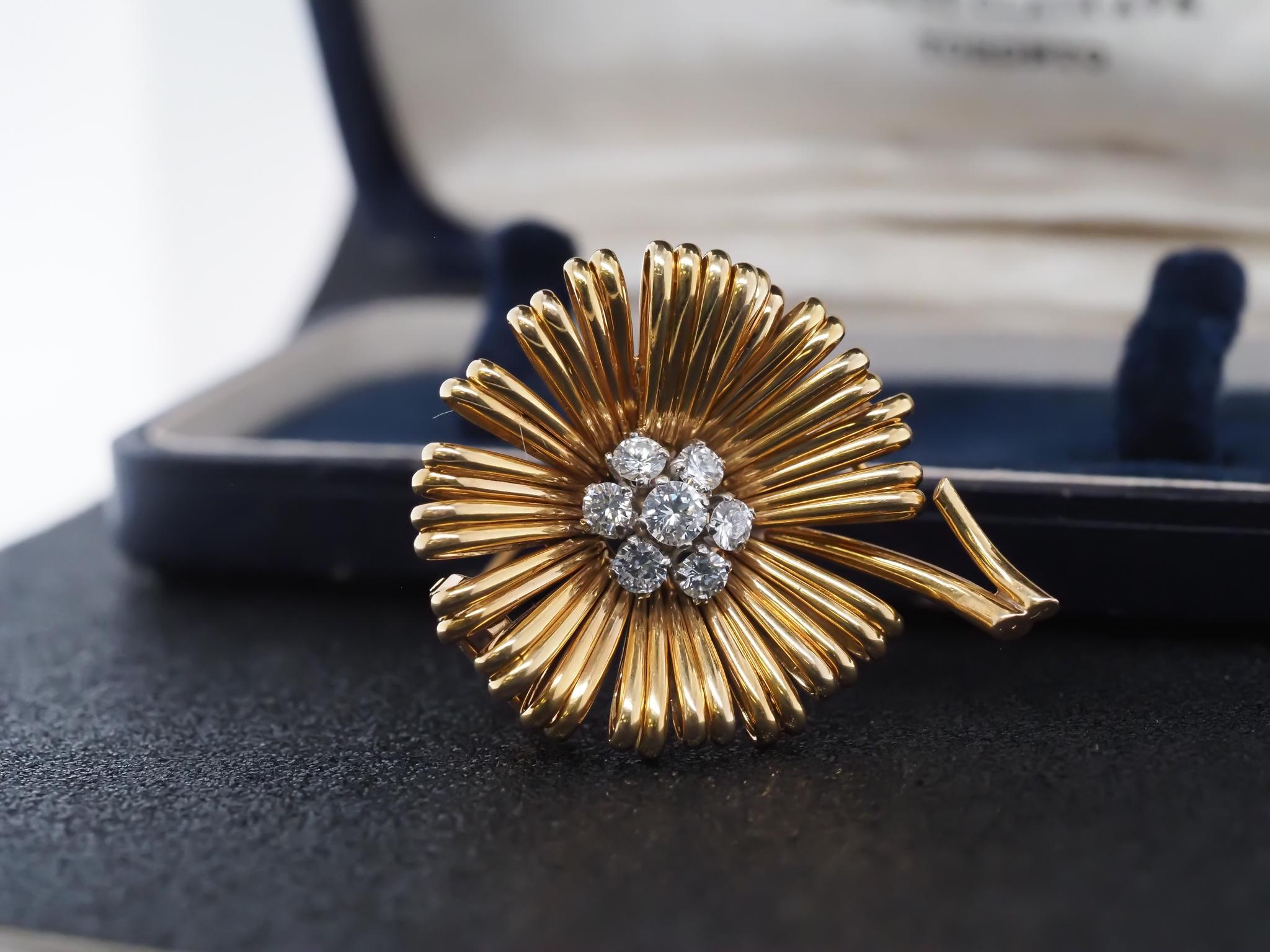 Van Cleef & Arpels Broche fleur en or jaune 18 carats et diamants en vente 1