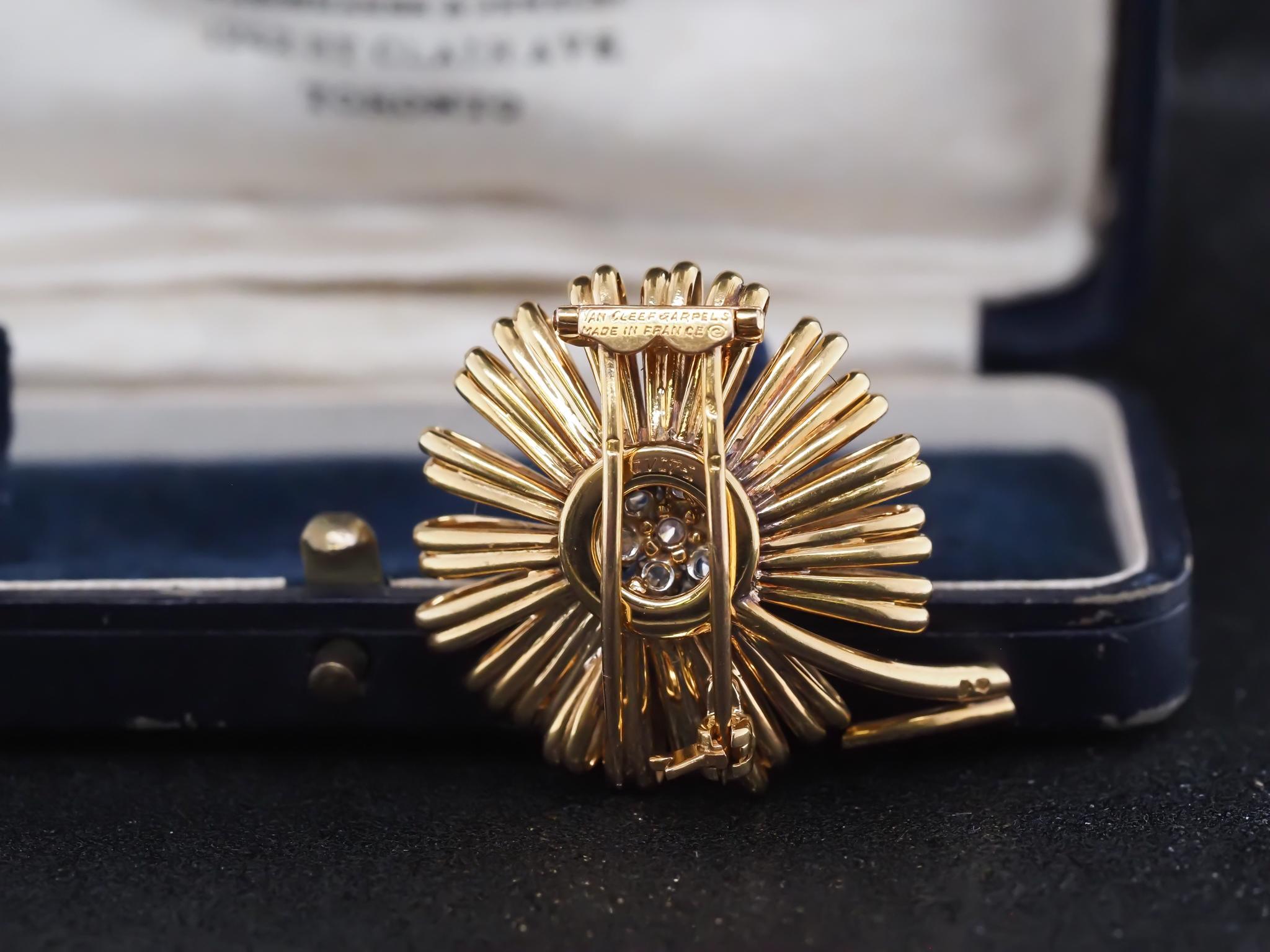 Van Cleef & Arpels Broche fleur en or jaune 18 carats et diamants en vente 4
