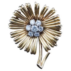 Van Cleef & Arpels Broche fleur en or jaune 18 carats et diamants