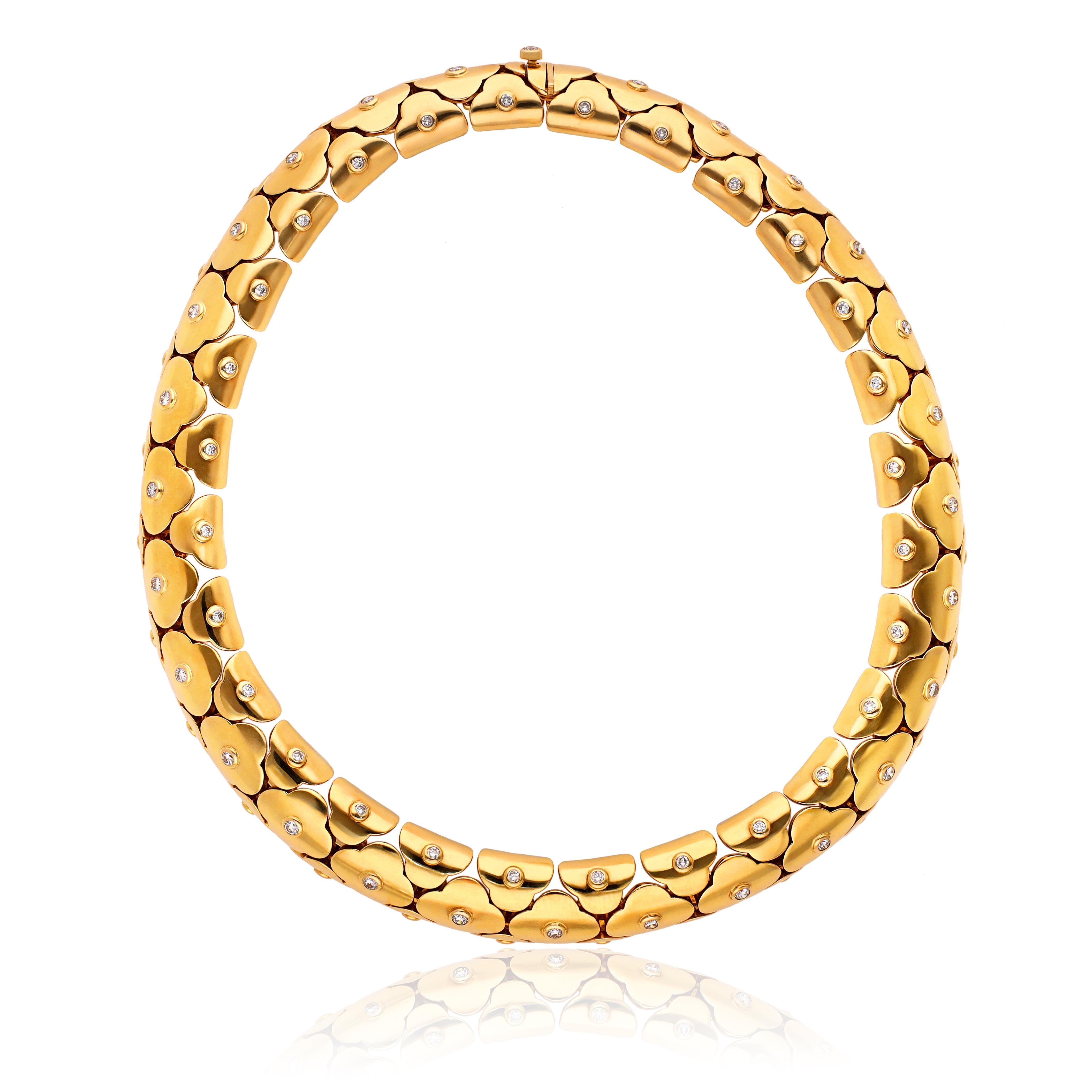 Ce collier exquis, méticuleusement réalisé en collaboration avec le prestigieux bal de la Croix-Rouge de Monaco en 2000, incarne un mélange époustouflant de sophistication moderne, de glamour et d'élégance intemporelle, le tout ancré dans le motif