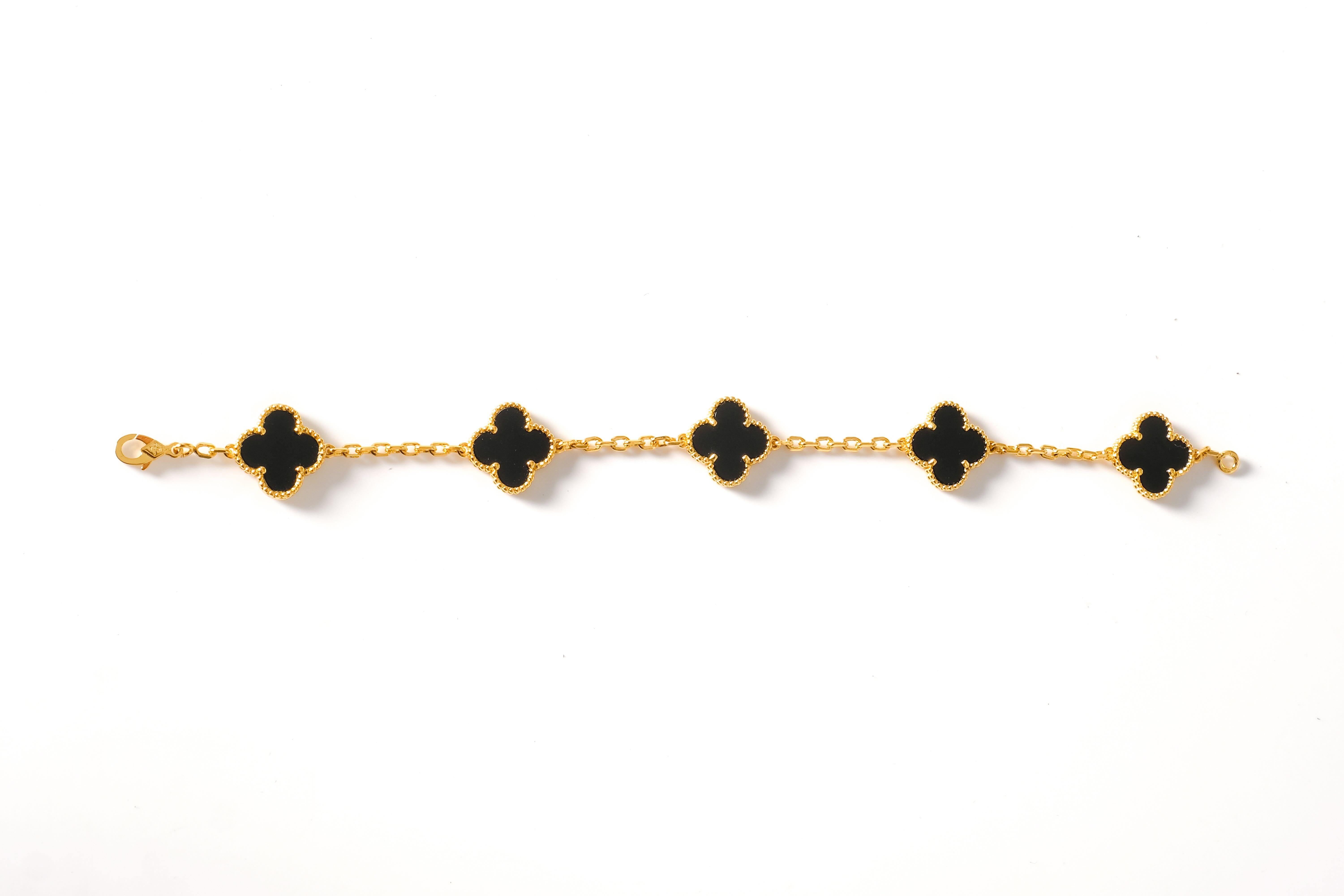18K yellow gold. Retail.
Small model
VCARA41300
18k yellow gold
Black onyx 5 stones
Alhambra bracelet
Bracelet wrist size: 19 cm
Lobster clasp
Made in France