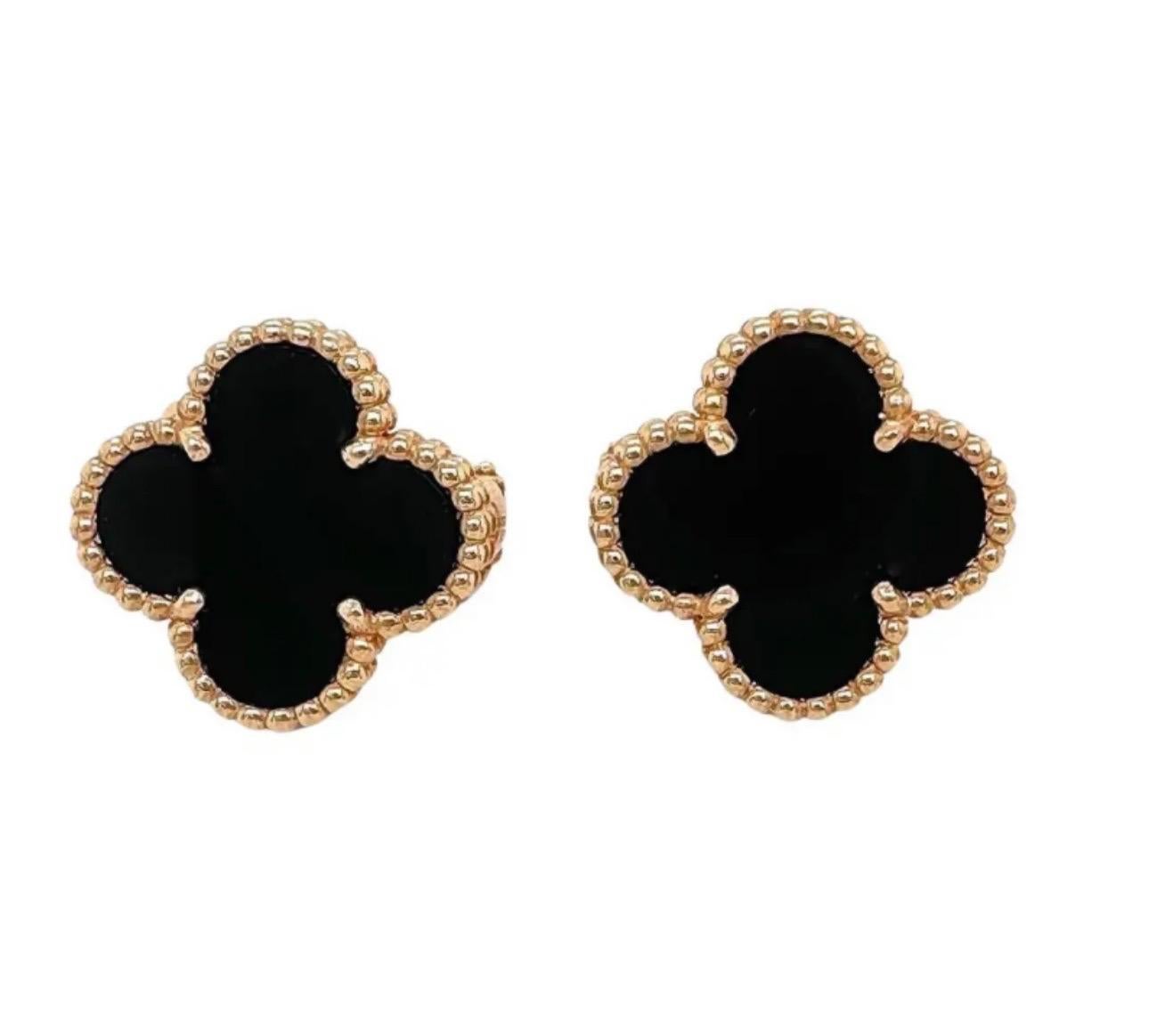 Dieser klassische Van Cleef & Arpels-Ohrring aus der kultigen Vintage Alhambra Collection ist aus 18 Karat Gelbgold gefertigt und verfügt über 1 Glücksklee-Motiv, das mit schwarzem Onyx in einer runden Perlenfassung eingelegt ist. Hergestellt in
