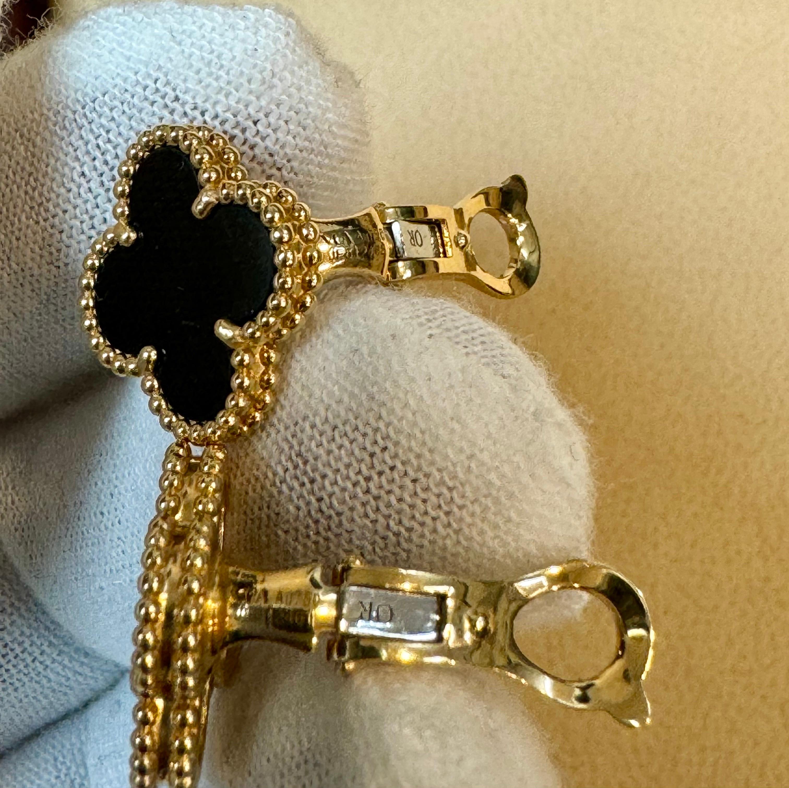 VAN CLEEF & ARPELS 18k Gelbgold Schwarzer Onyx Vintage Alhambra Ohrringe im Zustand „Hervorragend“ in New York, NY