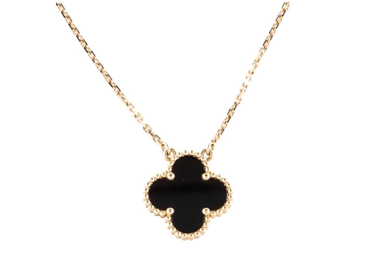  VAN CLEEF & ARPELS 18k Yellow Gold Black Onyx Vintage Alhambra Pendant Necklace In Excellent Condition In New York, NY