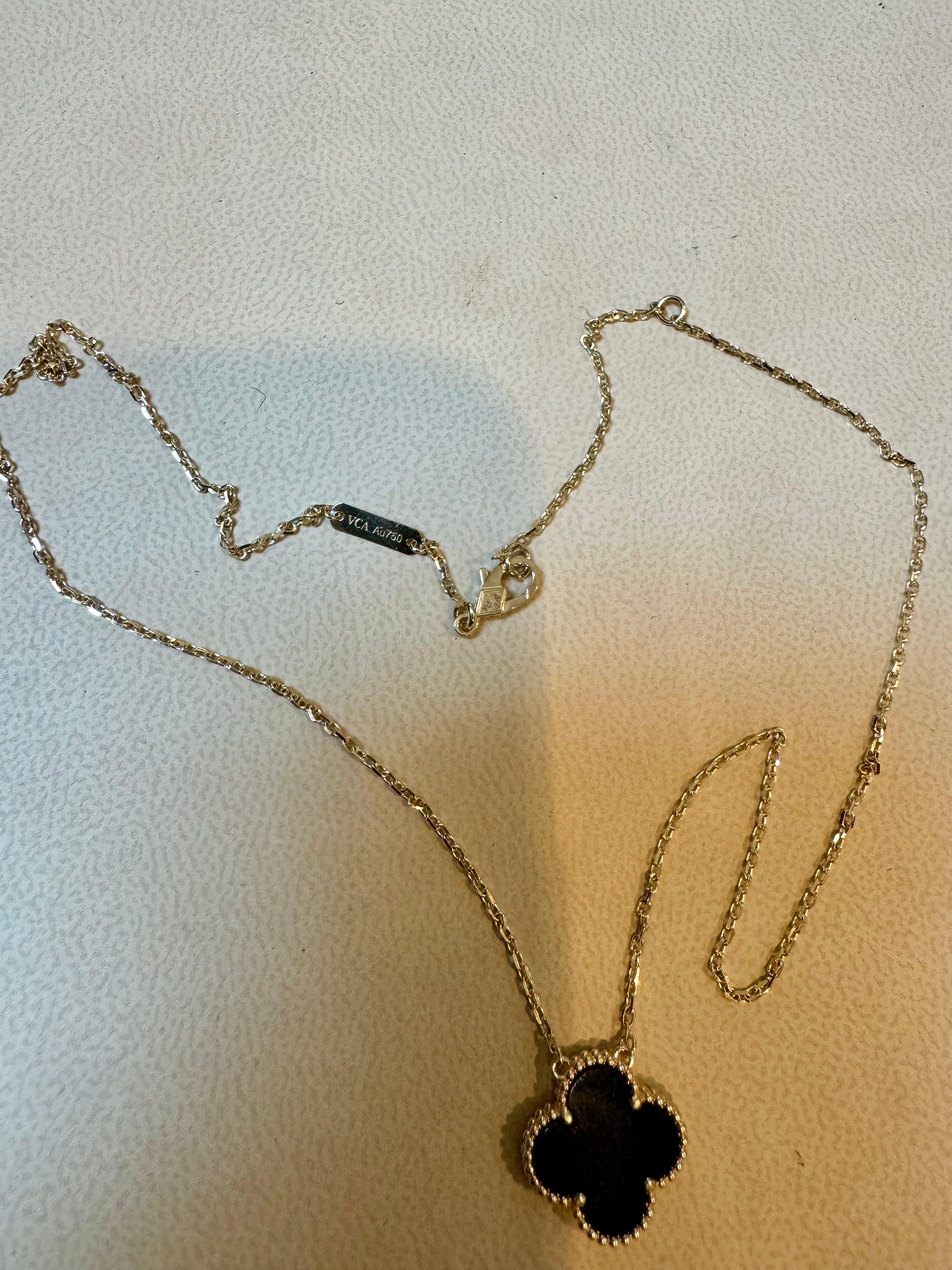 VAN CLEEF & ARPELS 18k Yellow Gold Black Onyx Vintage Alhambra Pendant Necklace In Excellent Condition In New York, NY