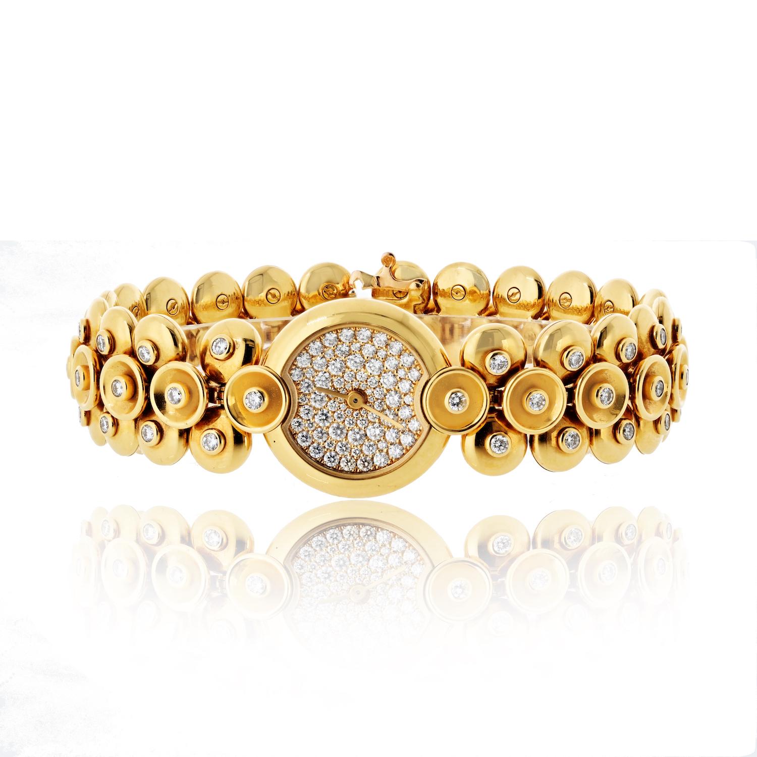 Cette luxueuse montre Bouton d'Or de Van Cleef & Arpels, réalisée en or jaune 18 carats, incarne l'élégance intemporelle et le talent artistique de la marque. Le boîtier de taille moyenne (20 mm) est doté d'un cadran raffiné, serti de diamants, qui