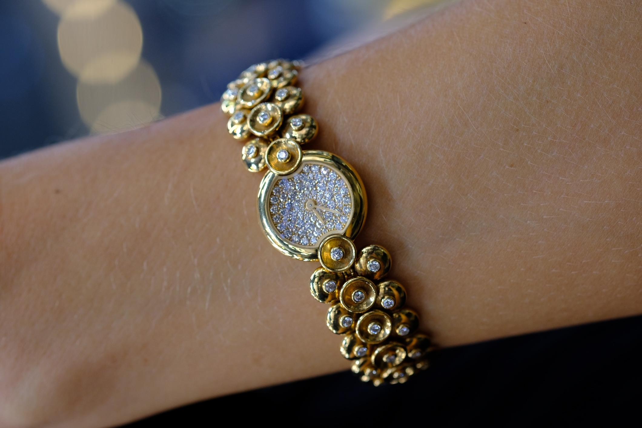 Van Cleef & Arpels Orologio Bouton D'or in oro giallo 18 carati con quadrante diamantato modello medio in vendita 3