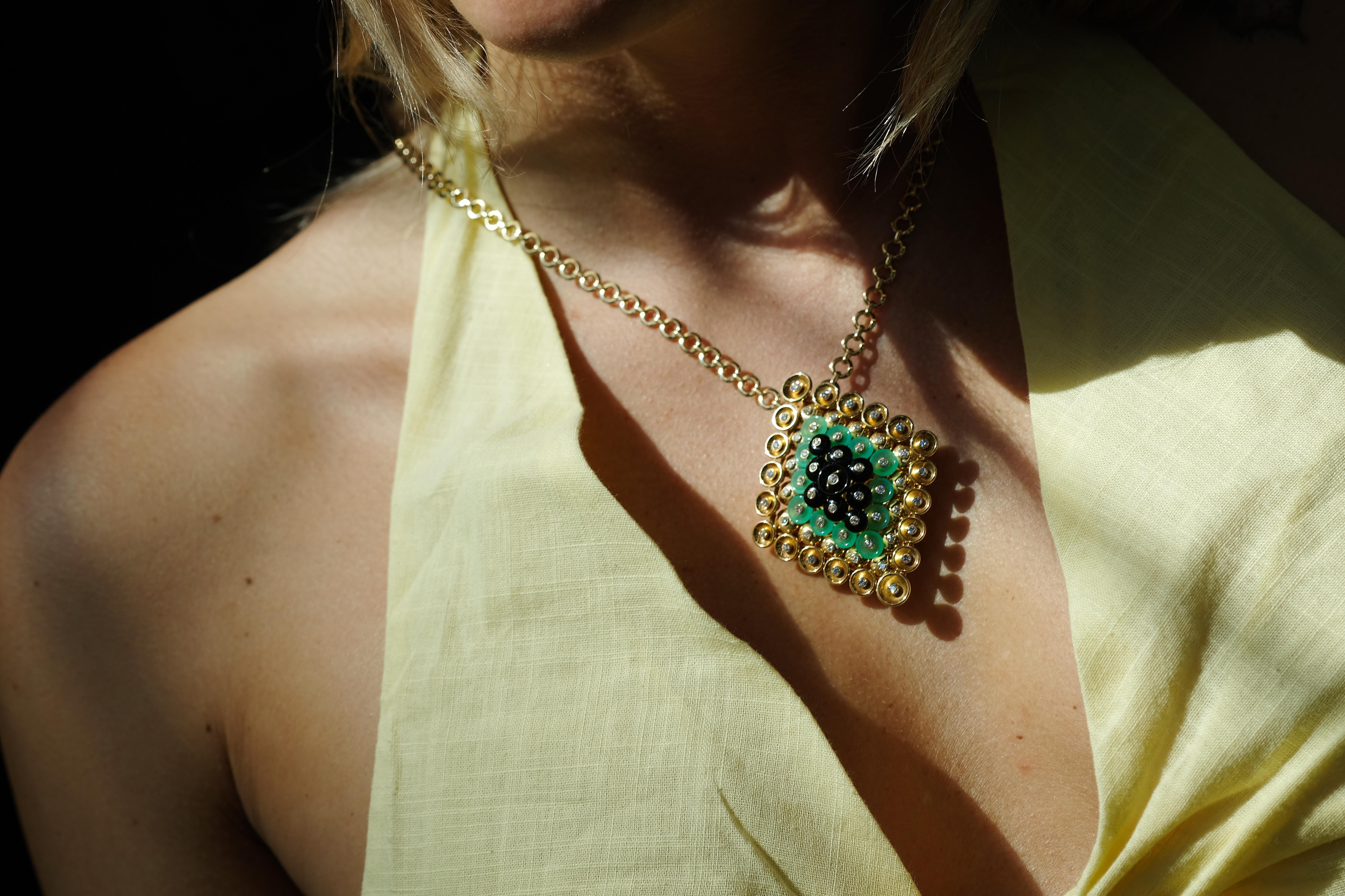 Van Cleef & Arpels - Ciondolo Bouton D'or in oro giallo 18 carati - Collana con spilla a clip in vendita 4