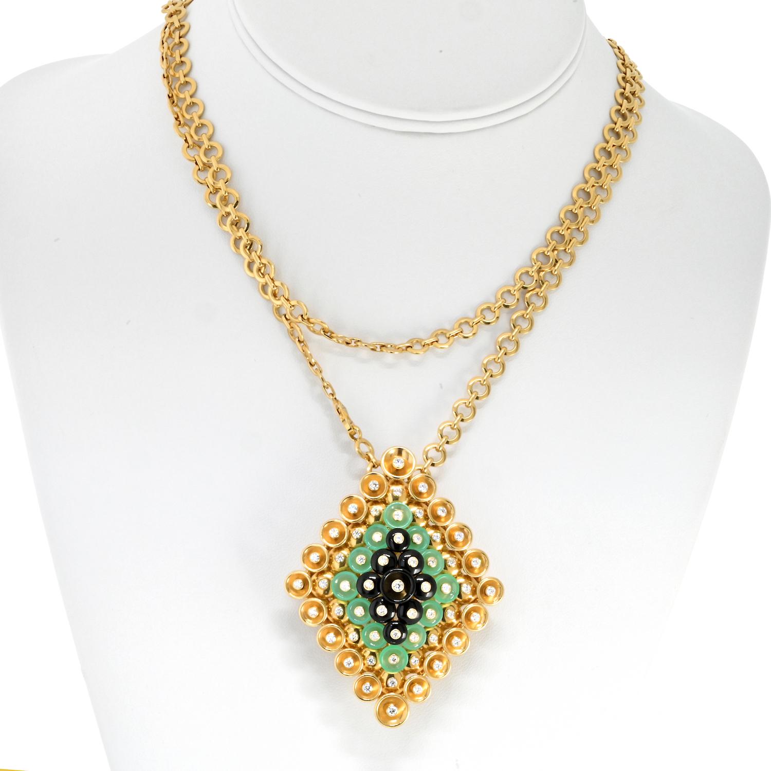 Van Cleef & Arpels Bouton d'Or pendant necklace with a detachable clip, accompanied by its original VCA box, certificate of authenticity, insurance valuation, and receipt. The Bouton d'Or collection is inspired by the paillette motif, a signature