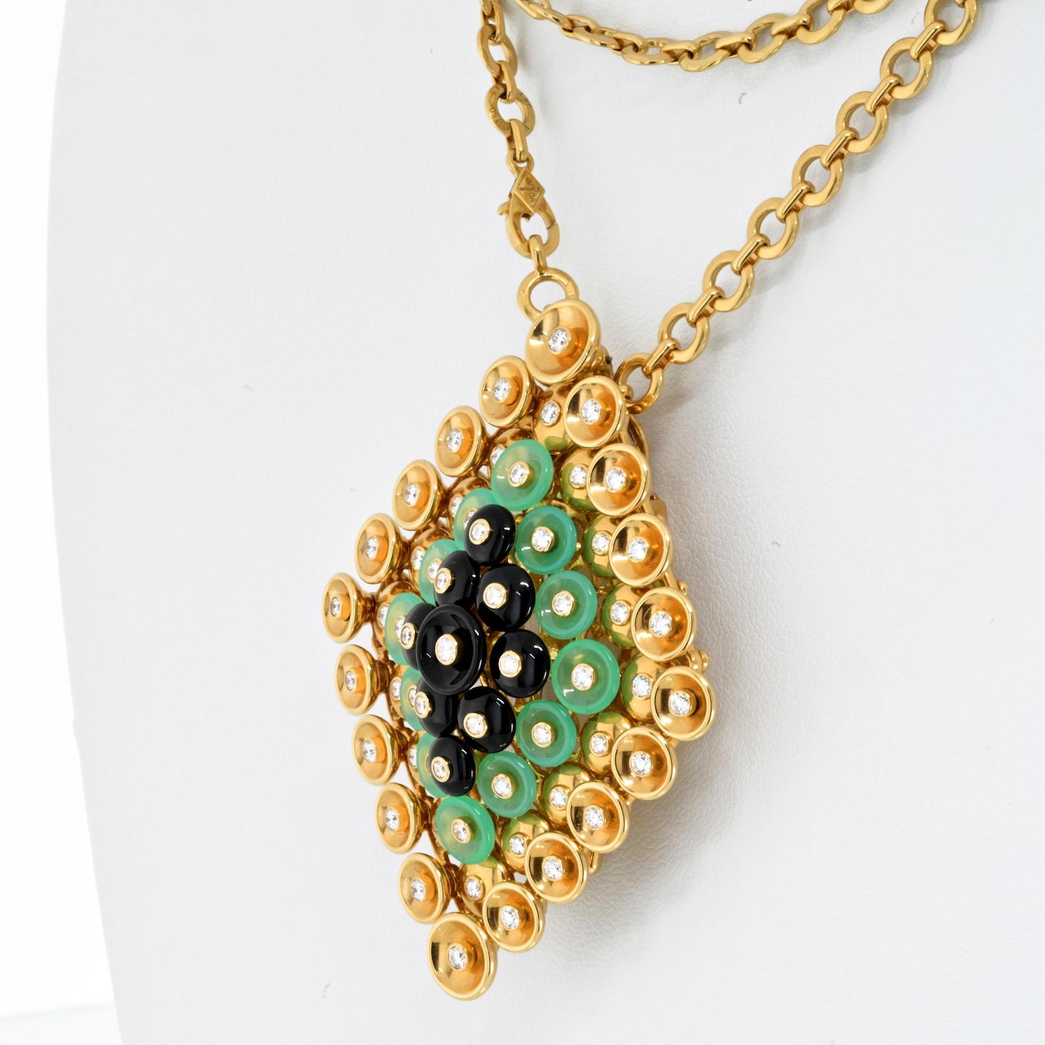 Van Cleef & Arpels 18K Yellow Gold Bouton D'or Pendant Brooch Clip Necklace In Excellent Condition For Sale In New York, NY