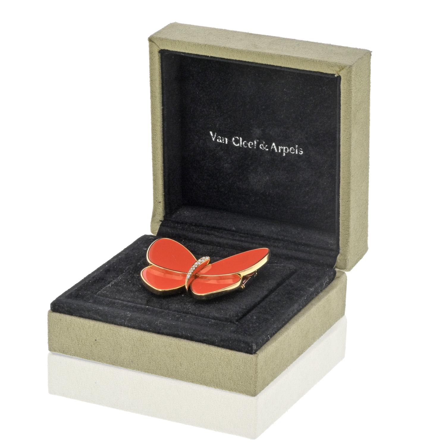 Van Cleef & Arpels Schmetterlingsbrosche aus 18 Karat Gelbgold mit Koralle Damen im Angebot