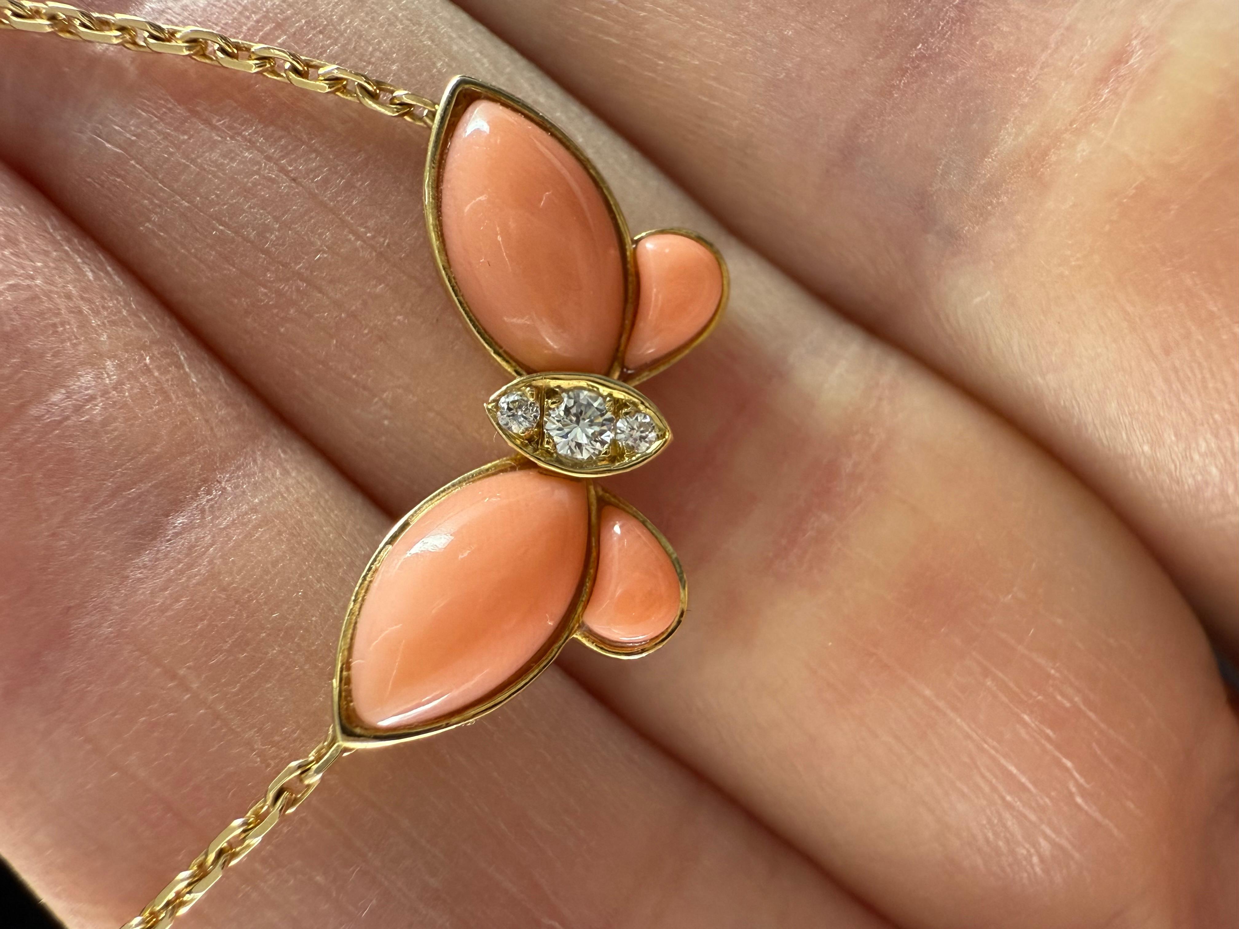 Women's or Men's VAN CLEEF & ARPELS 18K Yellow Gold Coral Diamond Butterfly Necklace For Sale