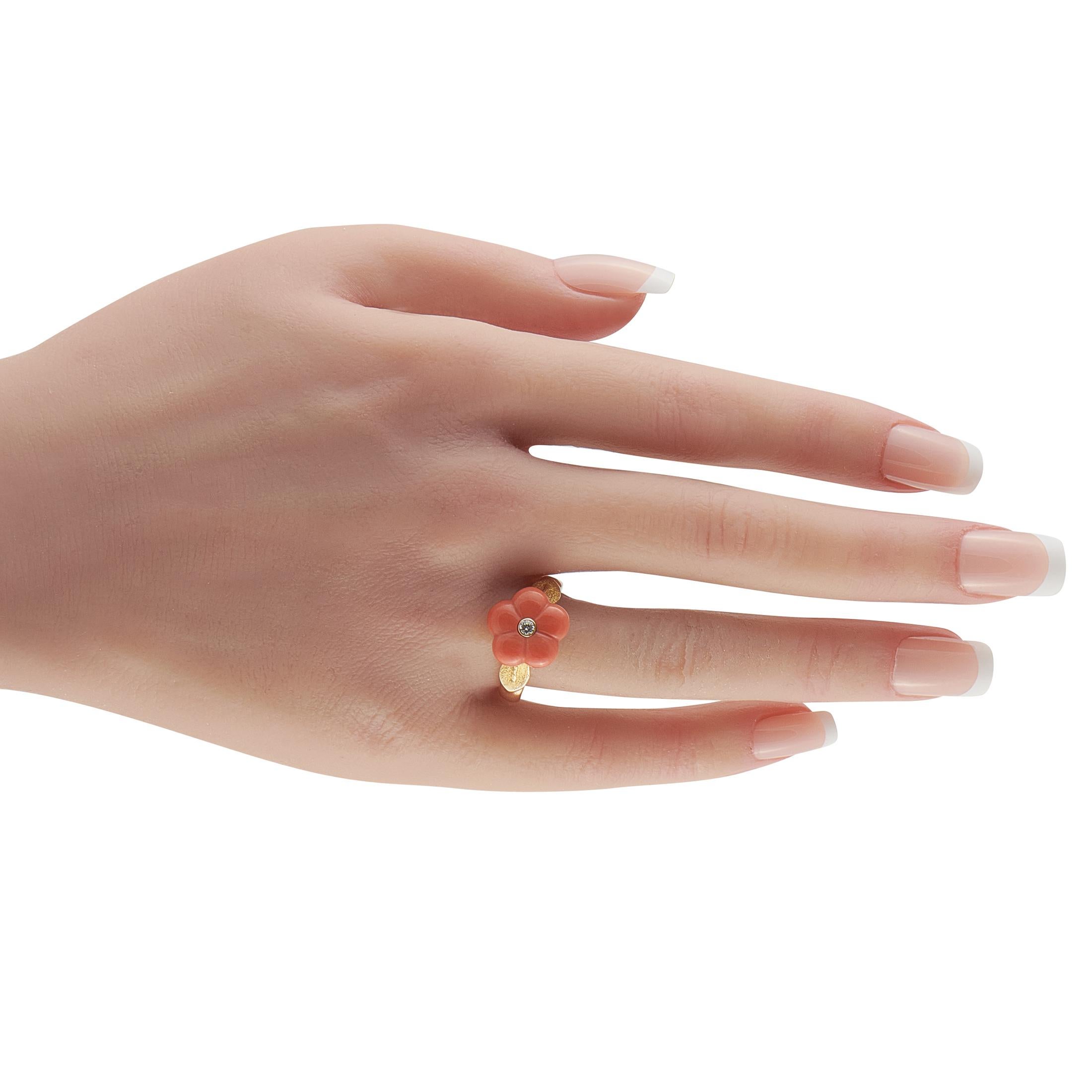Taille mixte Van Cleef & Arpels 18K Yellow Gold Coral Flower Ring #5043 en vente