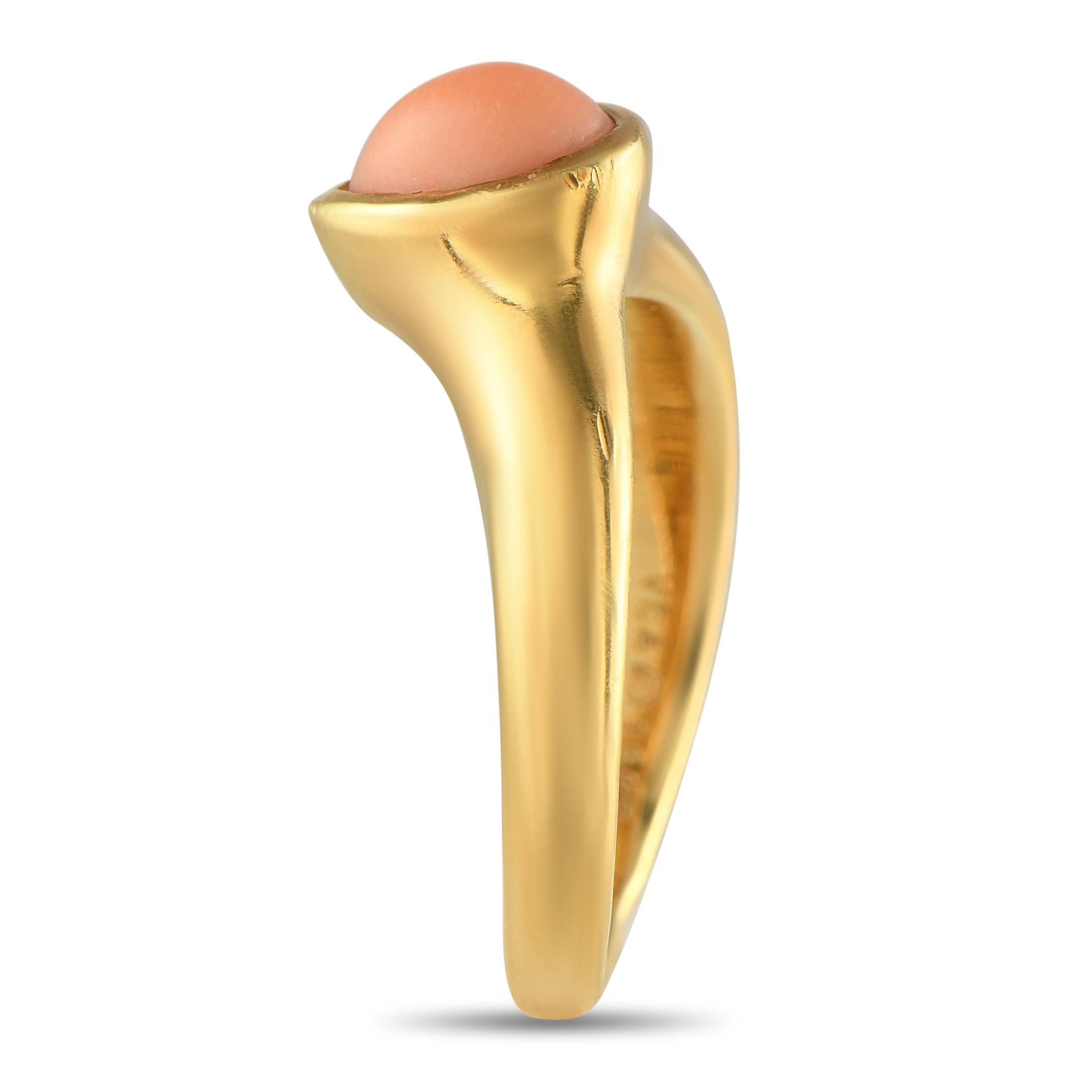 Cette bague simple et raffinée de Van Cleef & Arpels, réalisée en or jaune 18 carats, met en valeur l'élégance caractéristique de la marque avec un soupçon d'espièglerie. Un délicat cabochon de corail ajoute juste la bonne touche de couleur, créant