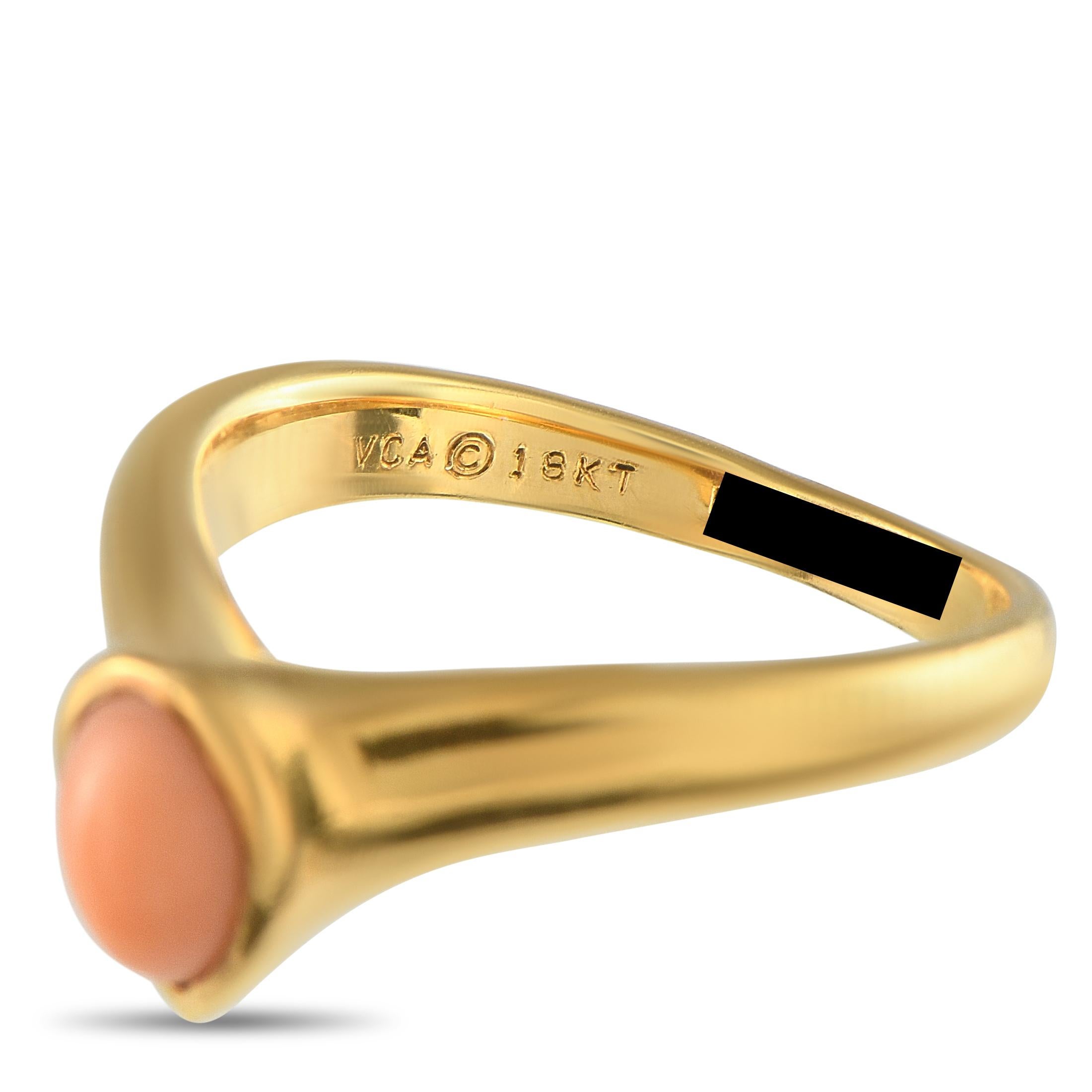 Van Cleef & Arpels Bague en or jaune 18 carats avec corail Excellent état - En vente à Southampton, PA