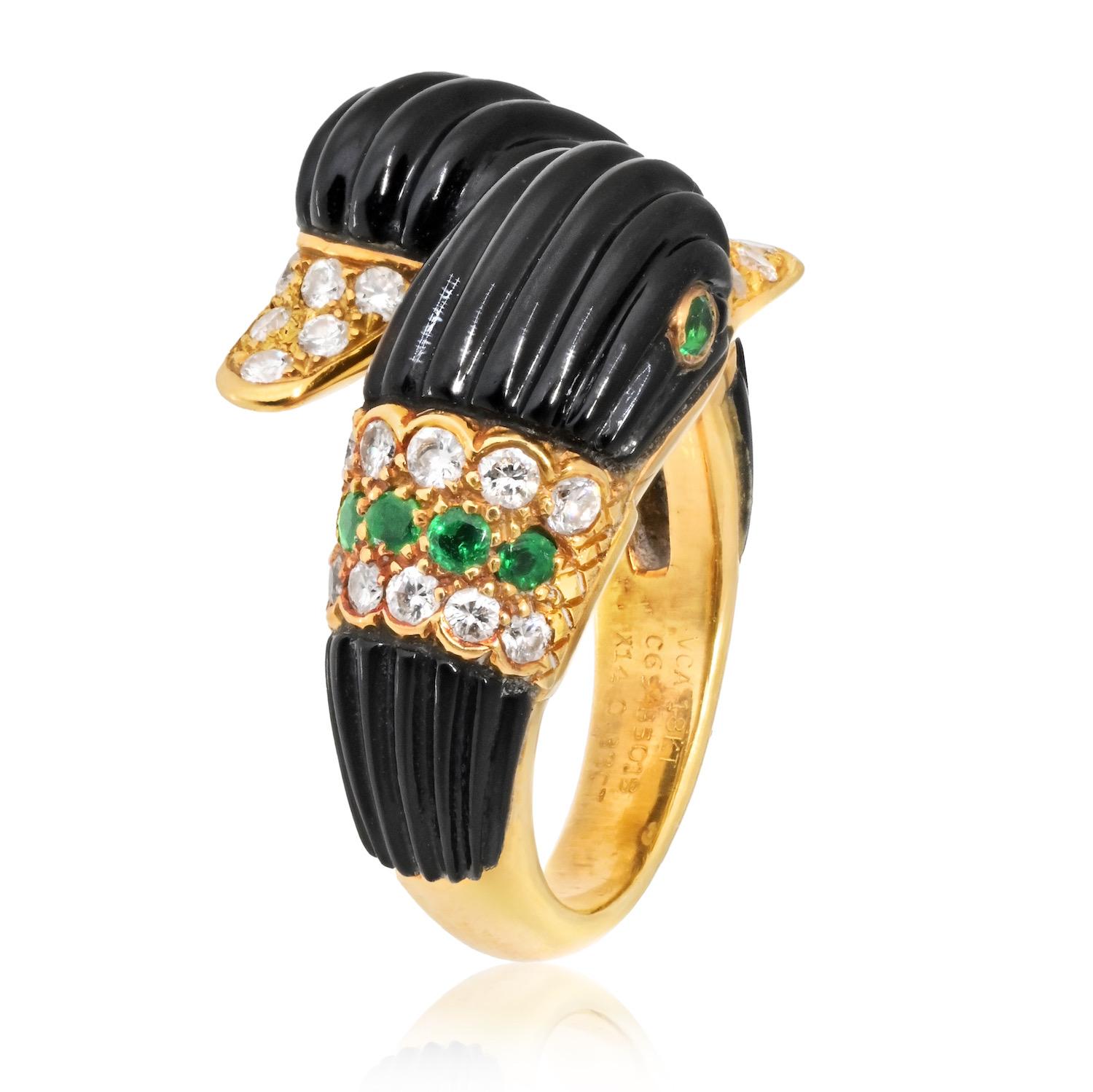 Adéntrate en la elegancia de los años 70 con el exquisito Anillo Doble Pato Vintage Van Cleef & Arpels. Esta pieza única capta el espíritu lúdico y lujoso de la época, combinando una artesanía magistral con un diseño caprichoso.

- **Diseño de doble
