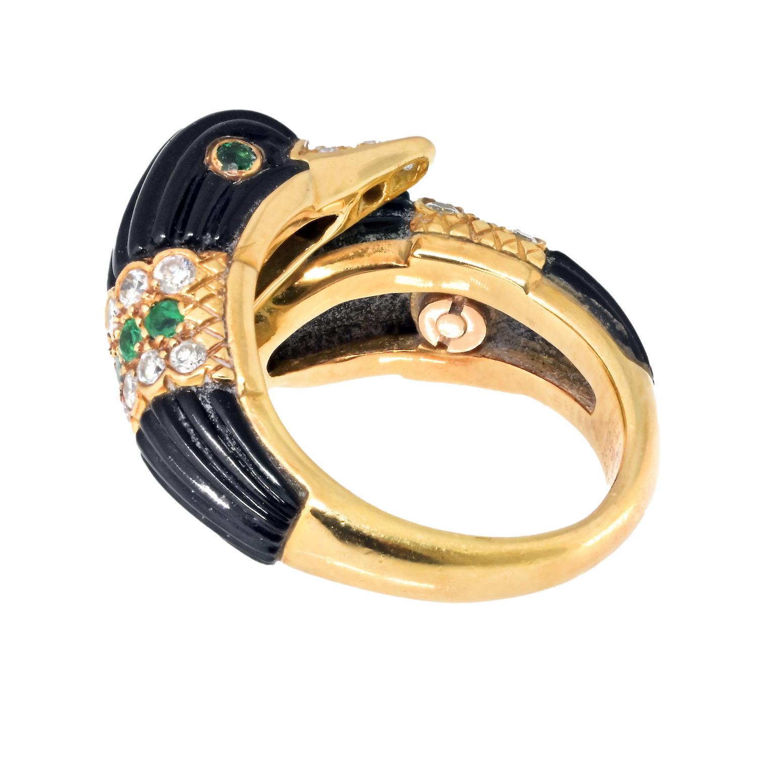 Anillo Van Cleef & Arpels de oro amarillo de 18 quilates con doble cabeza de pato cruzada Corte redondo en venta