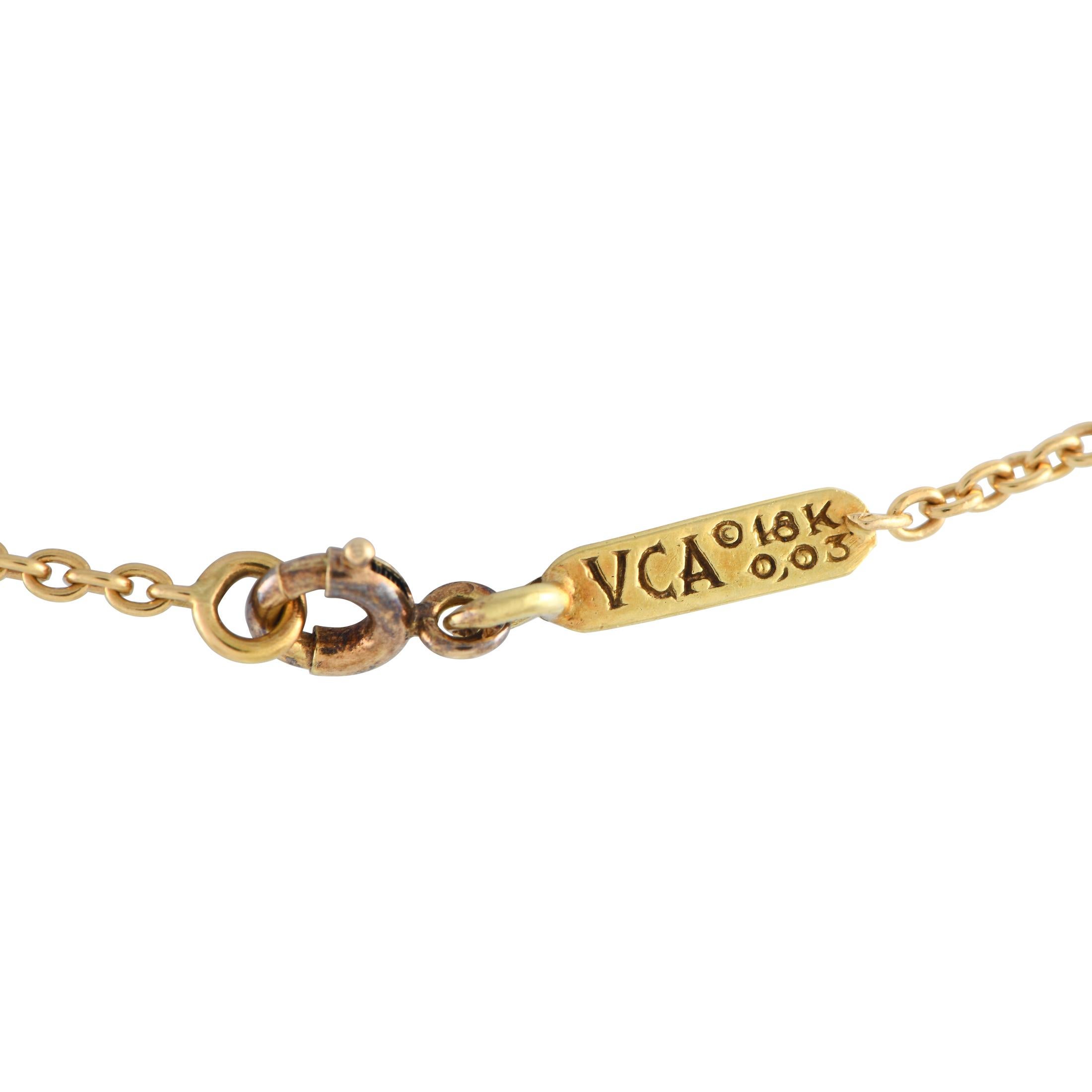 Diese Halskette von Van Cleef & Arpels ist ein ebenso charmantes wie luxuriöses Stück. In der Mitte einer 17,0 cm langen Kette hängt ein Schmetterlingsanhänger mit einer Länge von 0,65 cm und einer Breite von 0,95 cm. Blauer Lapis verleiht den