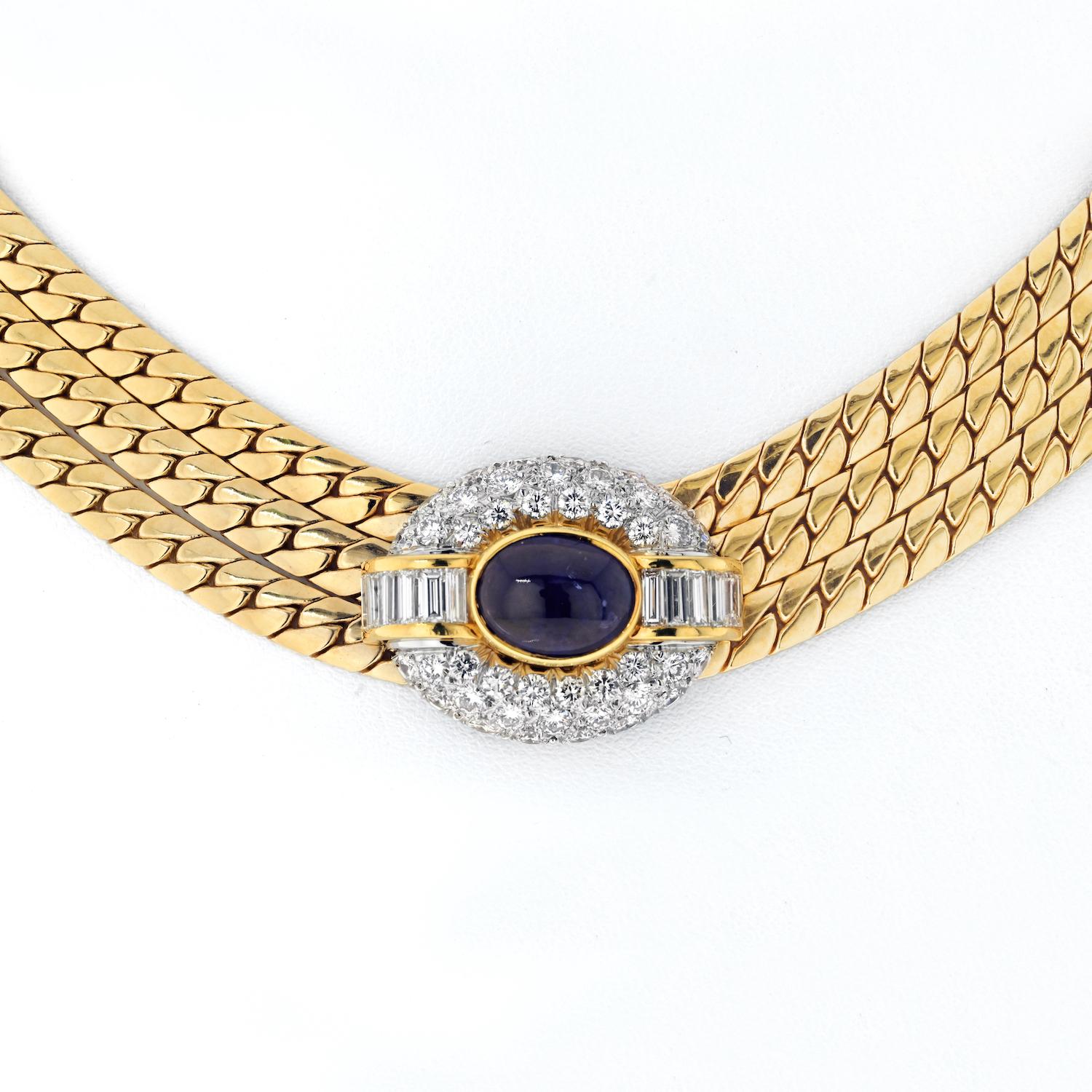 Van Cleef & Arpels Dreireihige Halskette aus 18 Karat Gelbgold mit Diamanten und Saphiren (Cabochon) im Angebot