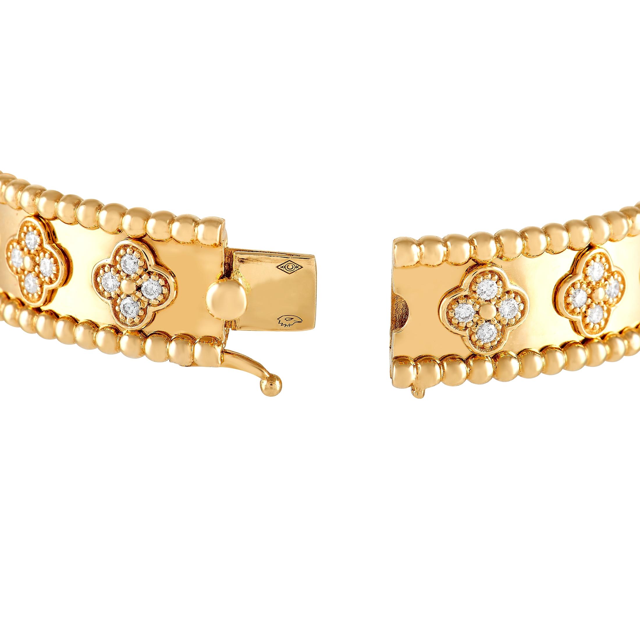 Dieses opulente Armband von Van Cleef & Arpels ist ein wahrer Blickfang. Er ist aus 18 Karat Gelbgold gefertigt und verfügt über eine strukturierte Umrandung sowie eingelassene Diamanten, die zusammen das kultige Kleeblattmotiv der Marke bilden. Es