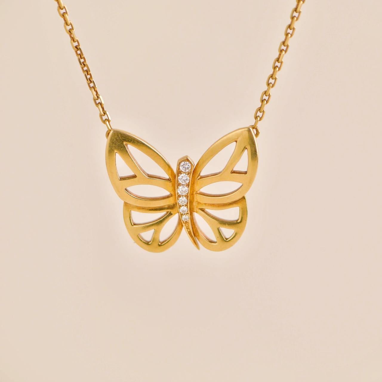 Brilliant Cut Van Cleef & Arpels 18K Yellow Gold Diamond Butterfly Pendant Necklace For Sale