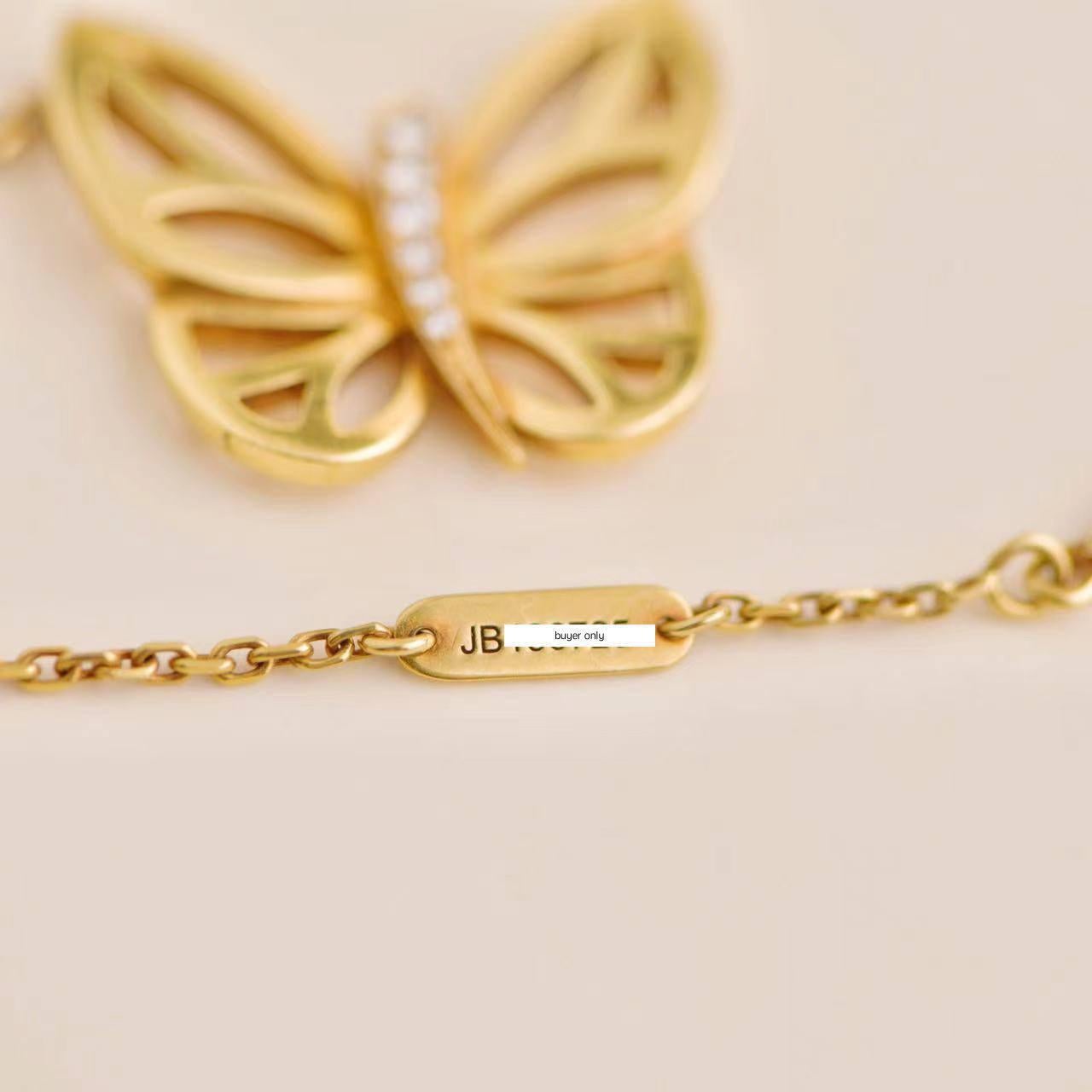 Van Cleef & Arpels Halskette mit Schmetterlingsanhänger, 18 Karat Gelbgold Diamant im Angebot 2