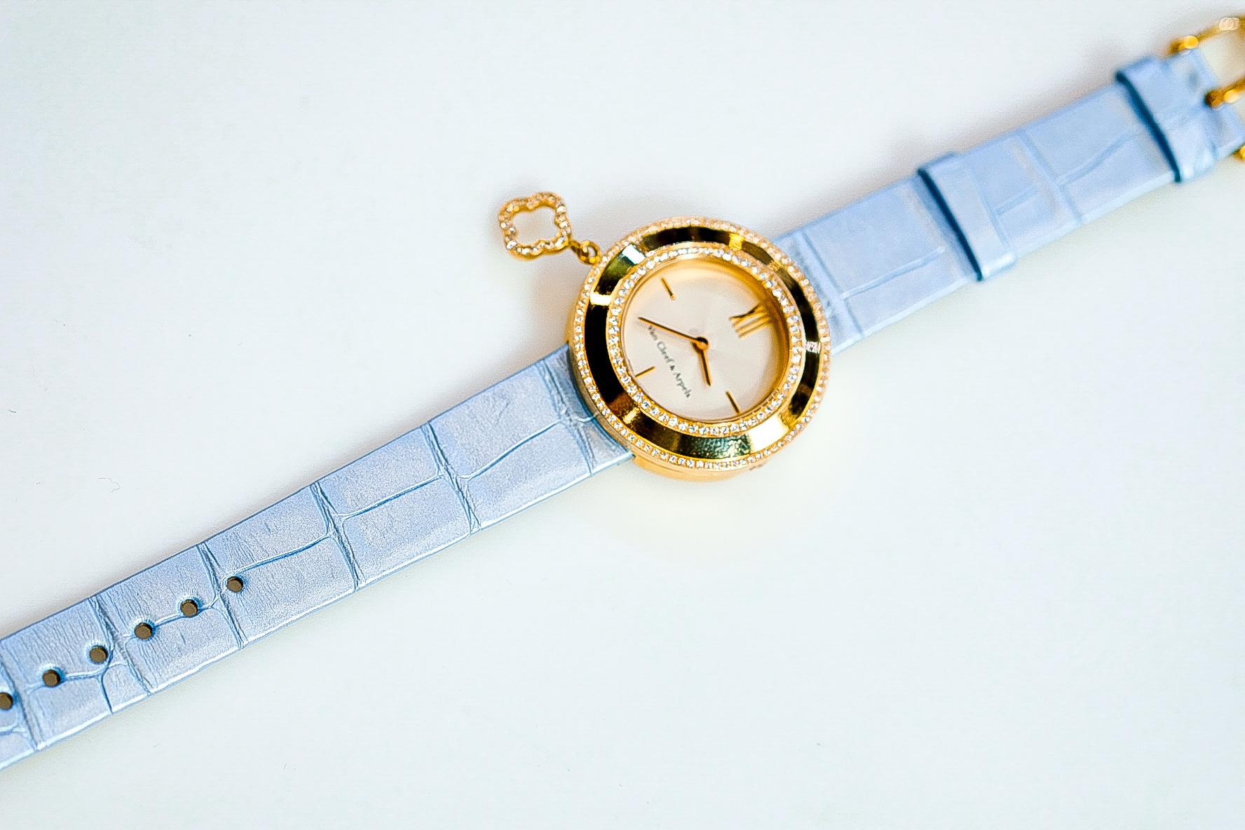 Van Cleef & Arpels: 18 Karat Gelbgold Uhr mit Diamant-Charm und blauem Alligatorleder (Moderne) im Angebot
