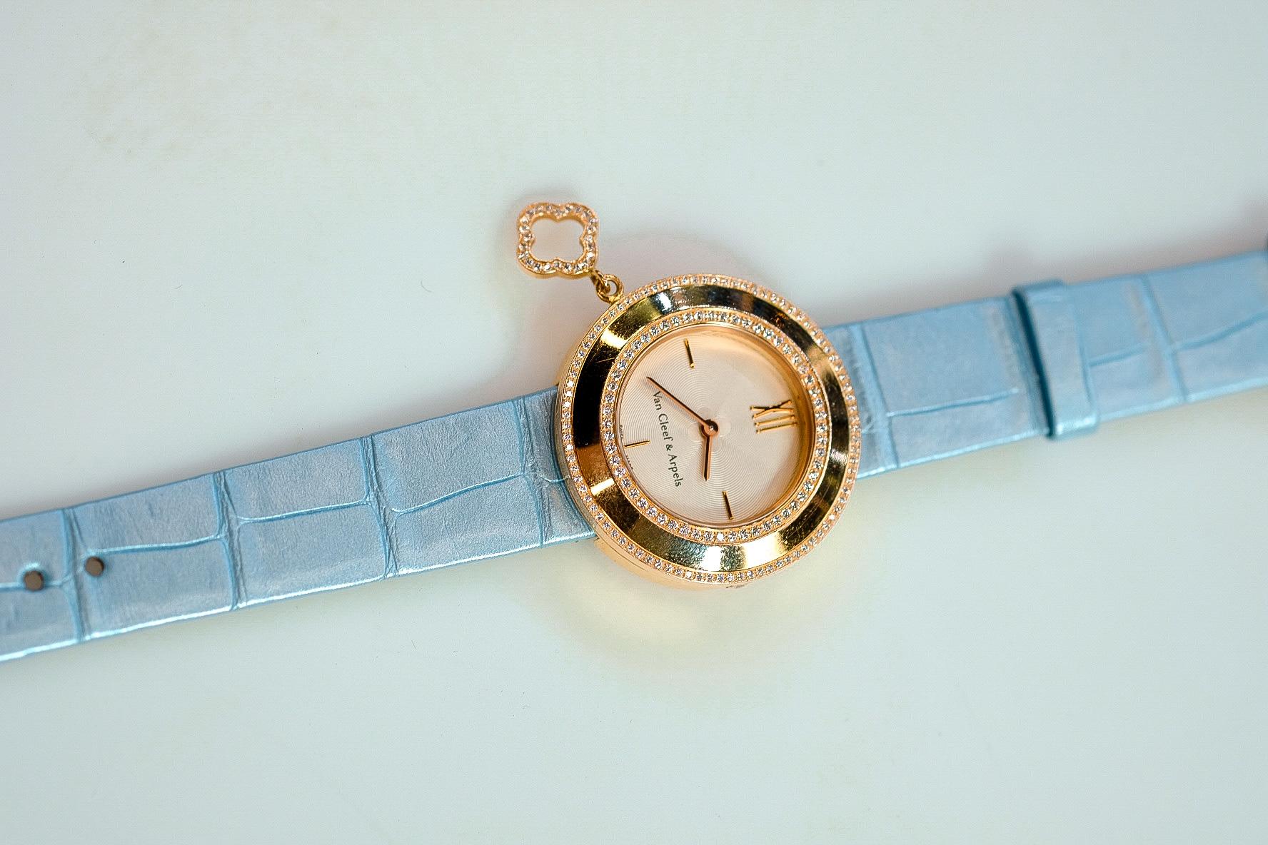 Van Cleef & Arpels: 18 Karat Gelbgold Uhr mit Diamant-Charm und blauem Alligatorleder (Rundschliff) im Angebot