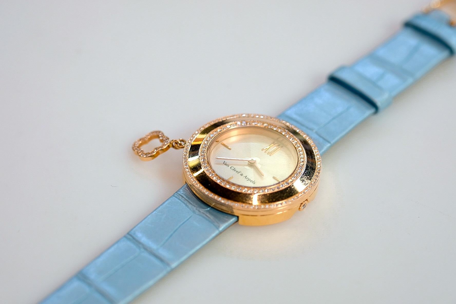Taille ronde Van Cleef & Arpels Montre à breloque en or jaune 18 carats avec diamants et alligator bleu en vente