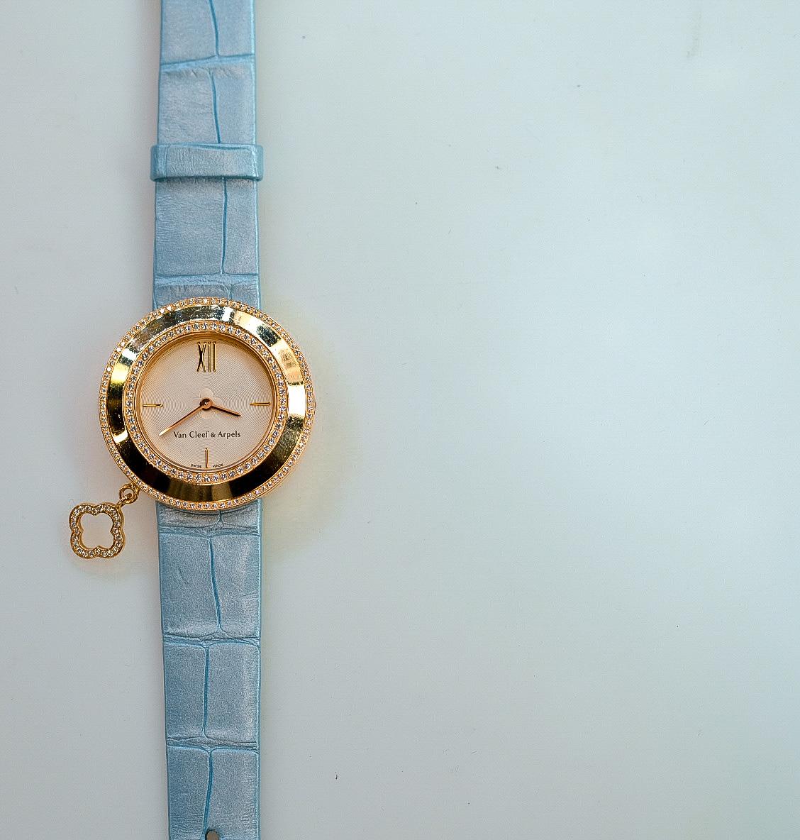 Van Cleef & Arpels: 18 Karat Gelbgold Uhr mit Diamant-Charm und blauem Alligatorleder Damen im Angebot