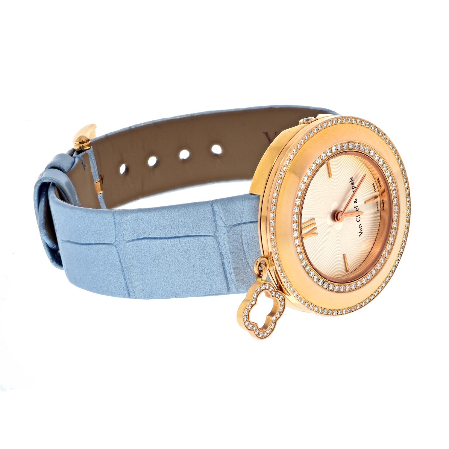 Van Cleef & Arpels: 18 Karat Gelbgold Uhr mit Diamant-Charm und blauem Alligatorleder im Angebot 1