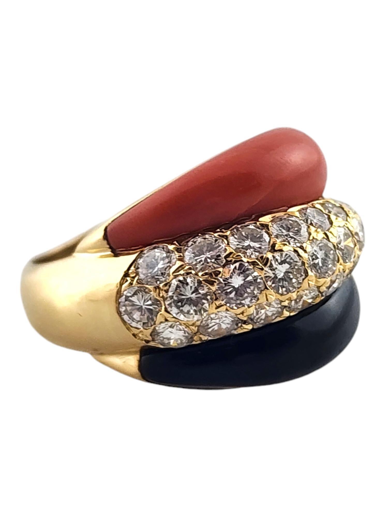 Vintage Van Cleef & Arpels Bague en or jaune 18K diamant, corail et onyx noir Taille 6.25

Cette magnifique bague du créateur Van Cleef & Arpels a été méticuleusement réalisée en or jaune 18 carats avec de l'onyx noir, du corail et 29 étincelants