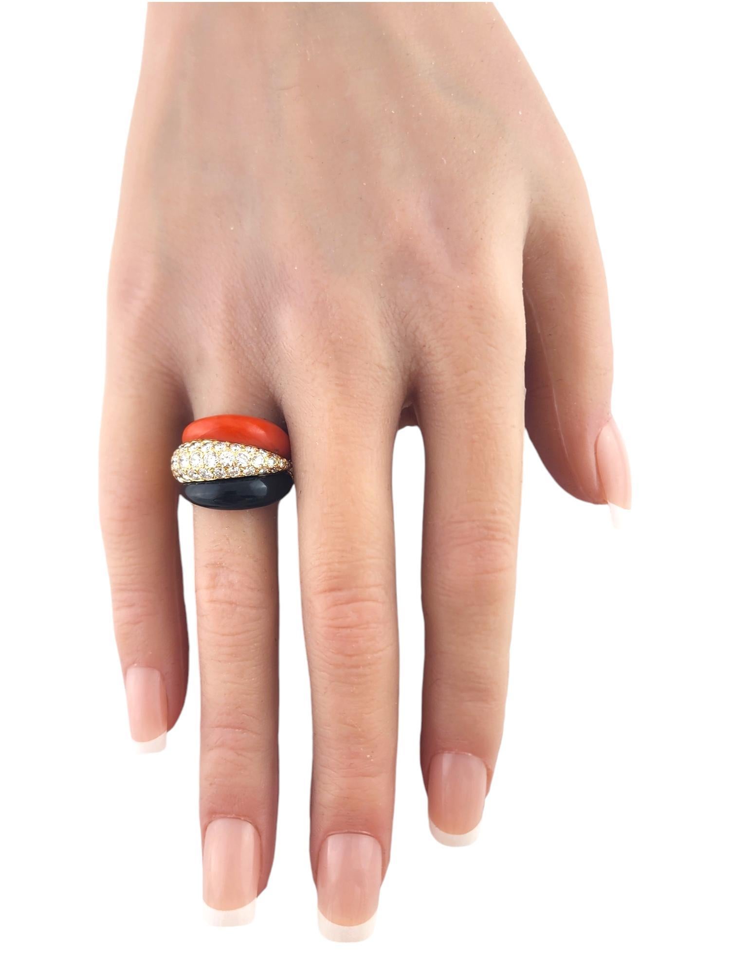 Van Cleef & Arpels, bague en or jaune 18 carats, diamant, corail et onyx, taille 6,25 #19219 en vente 2