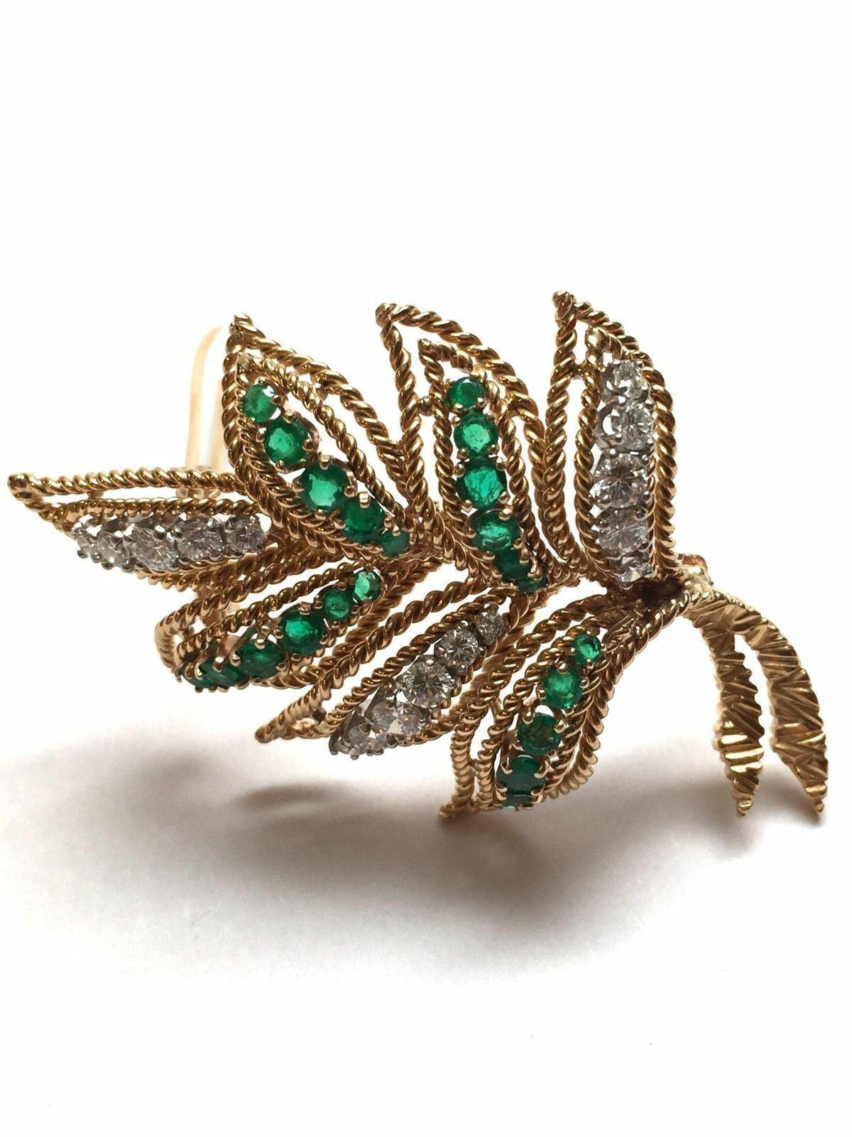 Round Cut Van Cleef & Arpels 18 Karat Gold Diamond Emerald Leaf Brooch Pin, circa 1960s