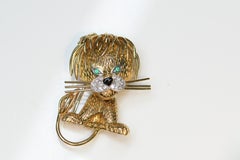 Van Cleef & Arpels 18 Karat Yellow Gold Diamond Emerald Lion Brooch