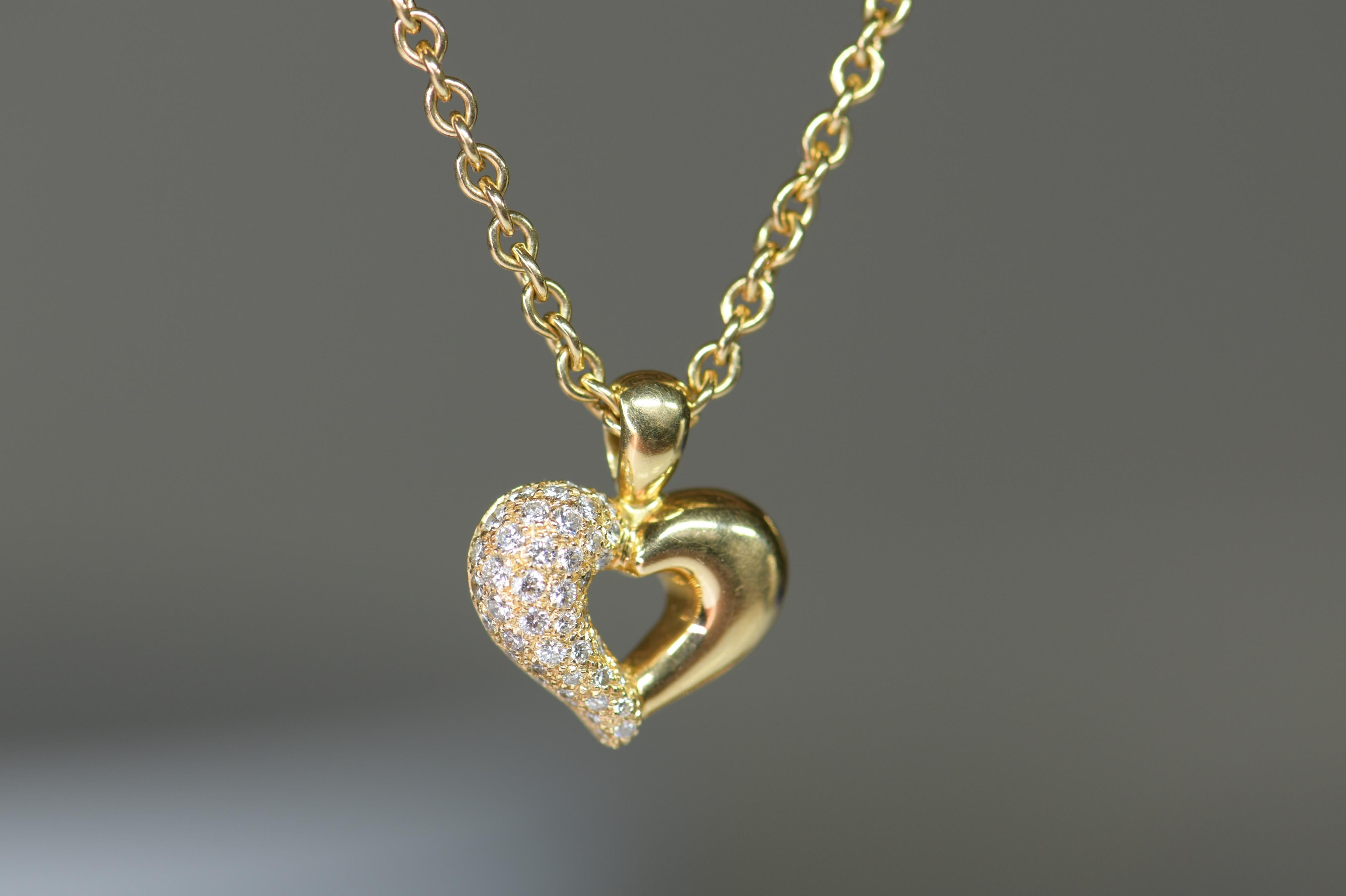 Adorable vintage Van Cleef & Arpels 18k yellow gold diamond heart necklace. The pendant features very bright diamonds. Signed and numbered by Van Cleef & Arpels.

It is currently a size M (UK), 6.25 (US), and can be re-sized free of