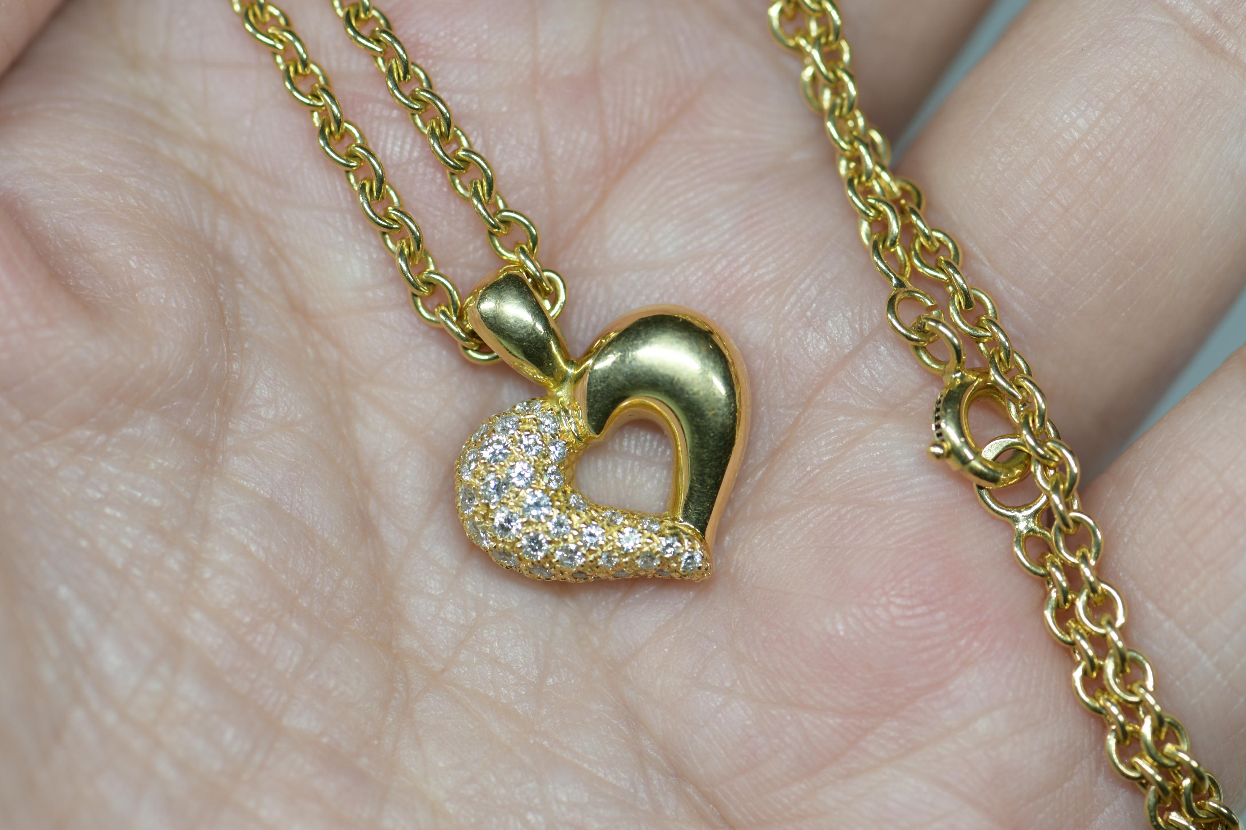 Van Cleef & Arpels 18 Karat Yellow Gold Diamond Heart Pendant Necklace In Excellent Condition In Banbury, GB