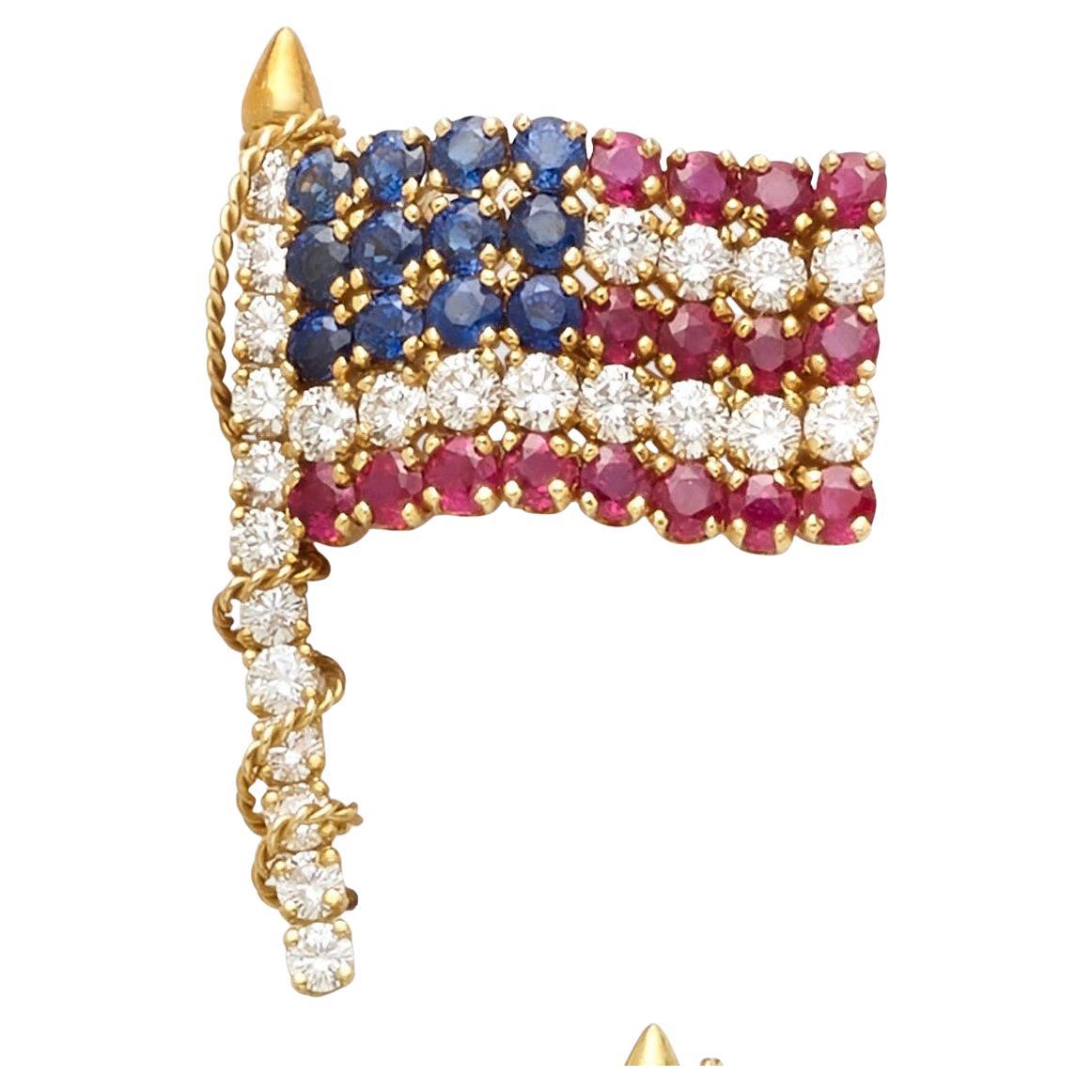Van Cleef & Arpels Broche en or jaune 18 carats diamant, rubis, saphir drapeau américain en vente