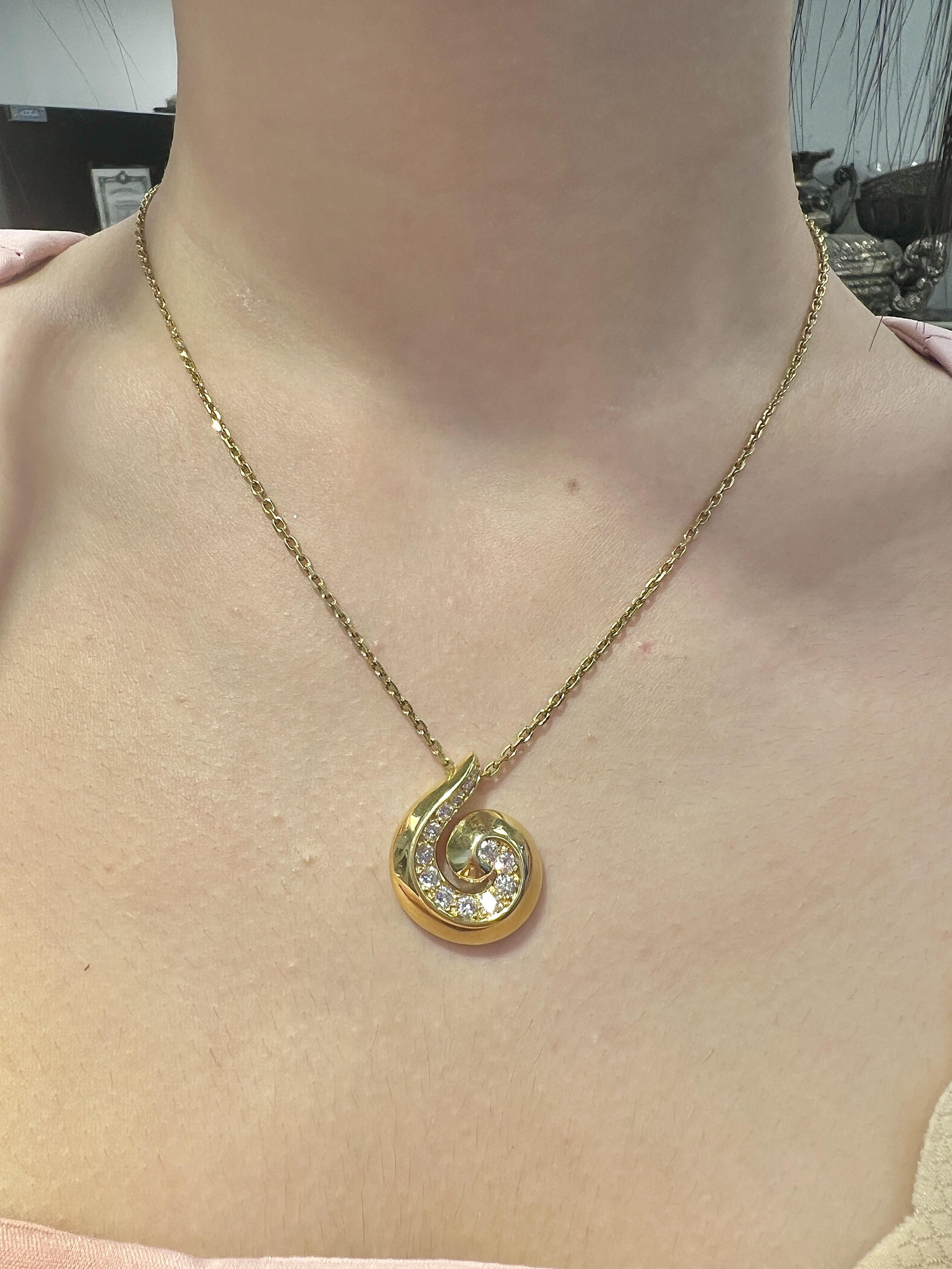 Van Cleef & Arpels 18k Gelbgold Diamond Swirl Halskette im Angebot 2