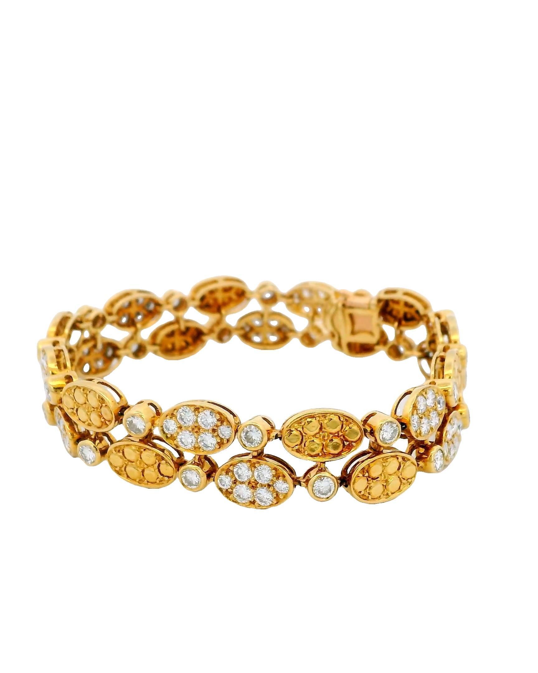 Taille ronde Van Cleef & Arpels Bracelet à double maillon ovale en or jaune 18 carats avec diamants en vente