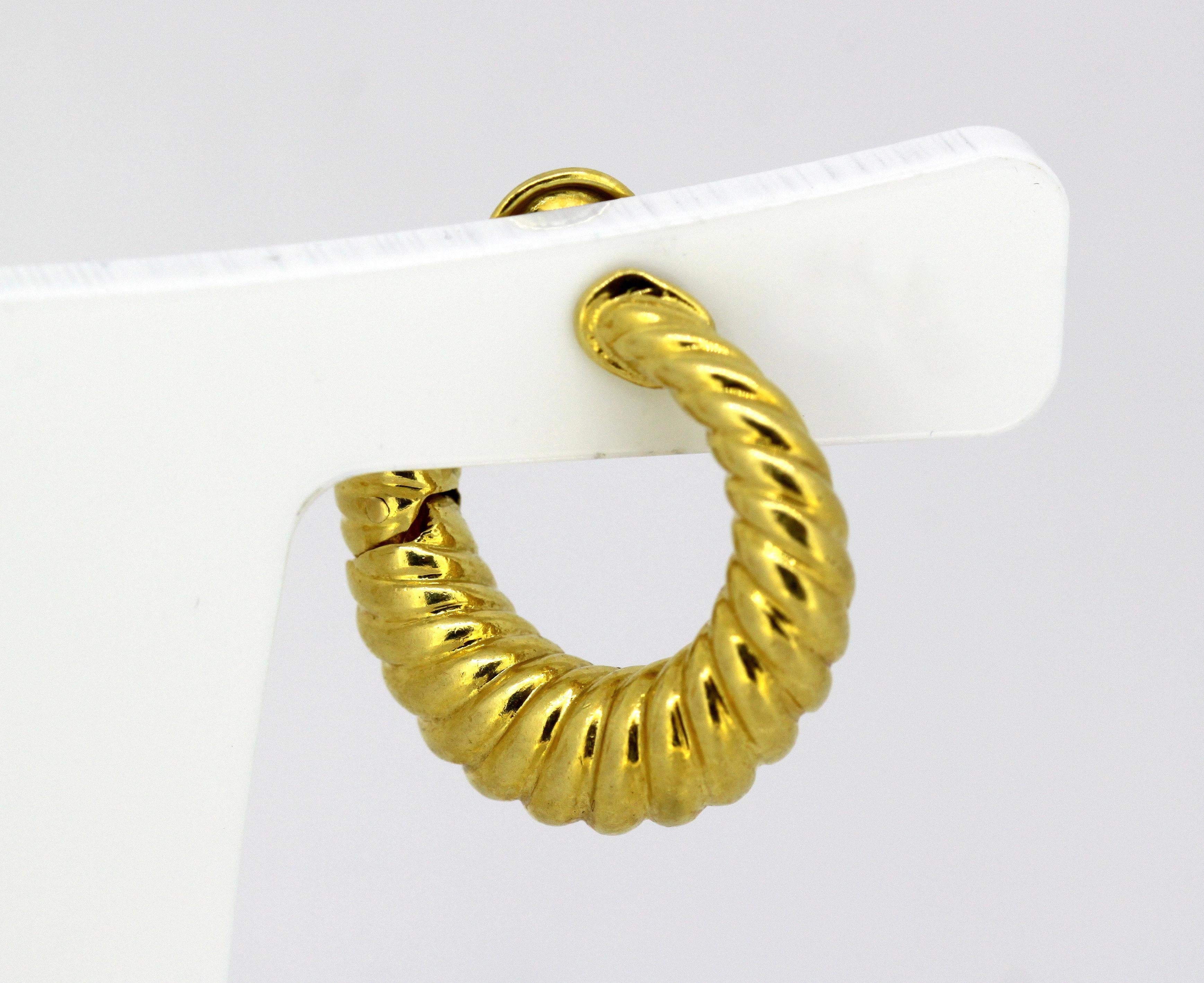 Van Cleef & Arpels 18 Karat Yellow Gold Earrings In Good Condition In Braintree, GB
