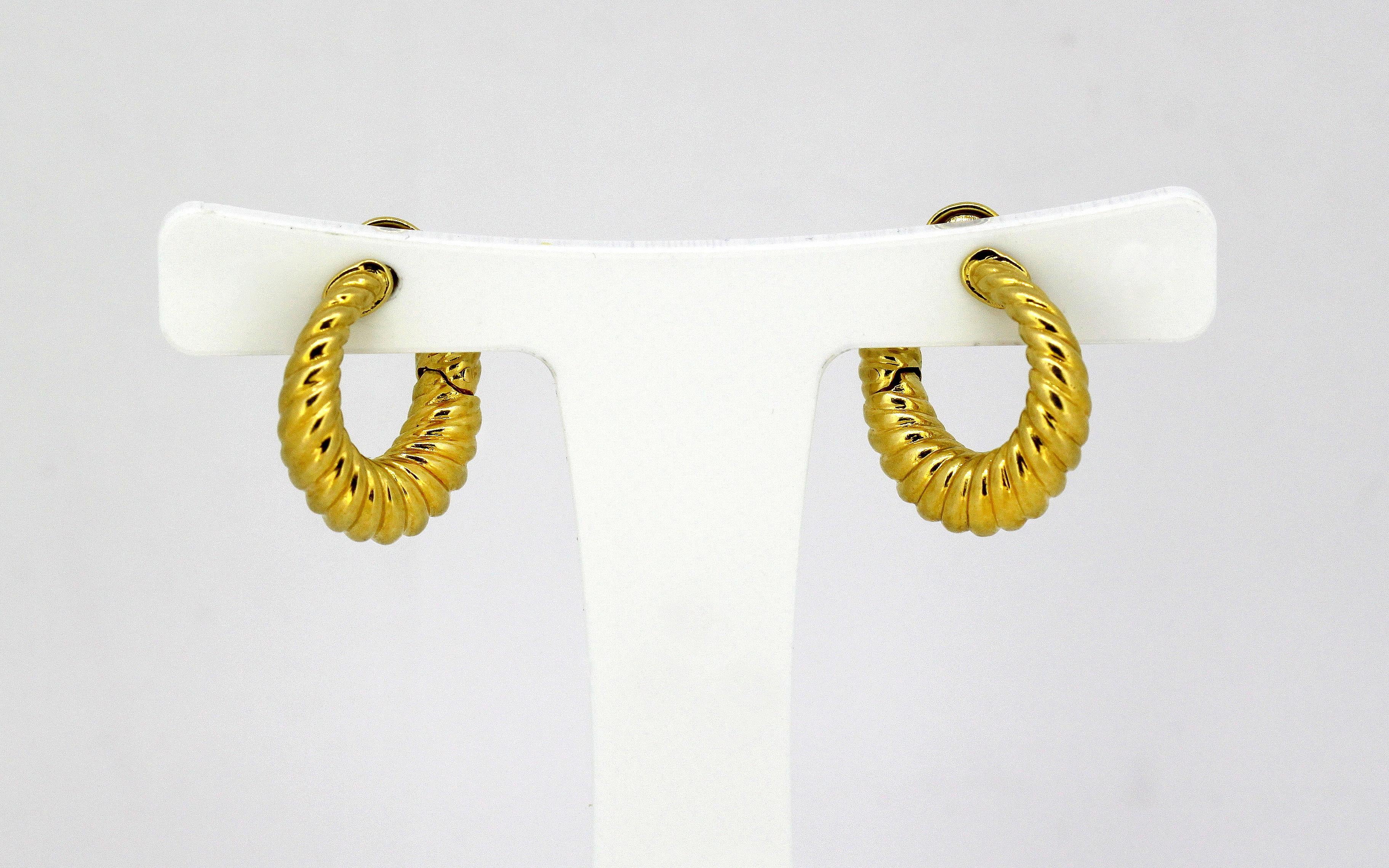 18k yellow gold ladies earrings. 
Designer : Van Cleef & Arpels 
Made in France Circa 1990's 
Fully hallmarked. 

Dimension - 
Size : 2.3 x 2 x 0.4 cm 
Weight : 12 grams 

Condition: Earrings are pre-owned, have some minor signs of usage, no damage,