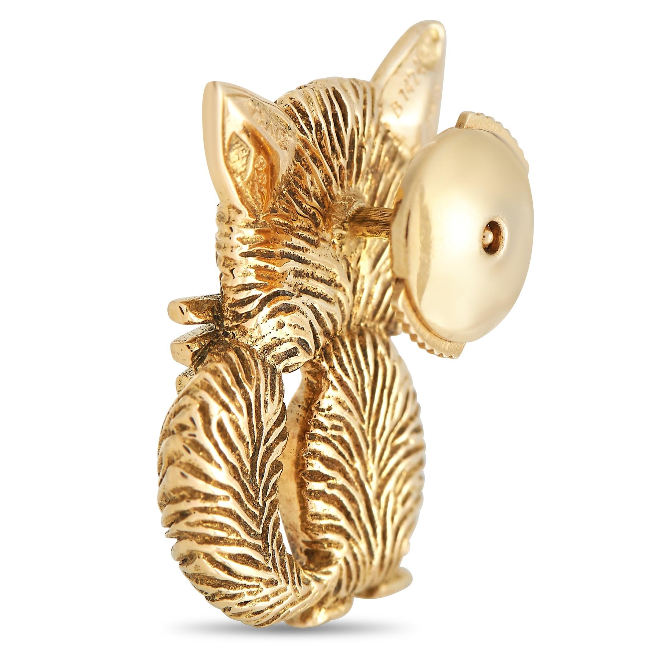 Diese Krawattennadel von Van Cleef & Arpels ist ein luxuriöses Stück mit offensichtlichem Charme. Er hat die Form einer charismatischen Katze, ist aus 18 Karat Gelbgold gefertigt und misst 0,75